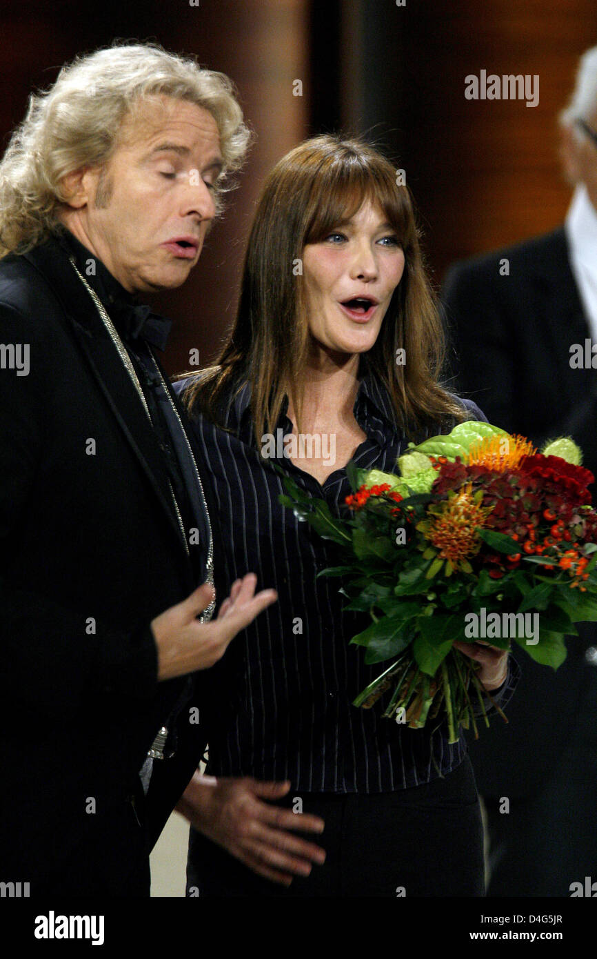 Singer And Wife Of The French President Carla Bruni Sarkozy Chats Stock Photo Alamy