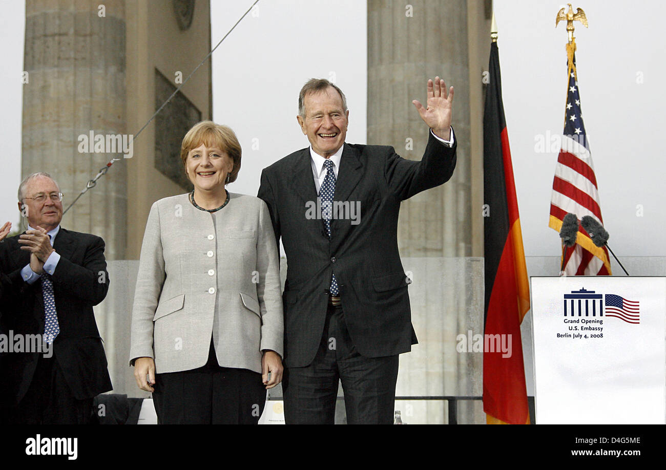 Former U.S. President George Bush sen. (R) and German Chancellor Angela