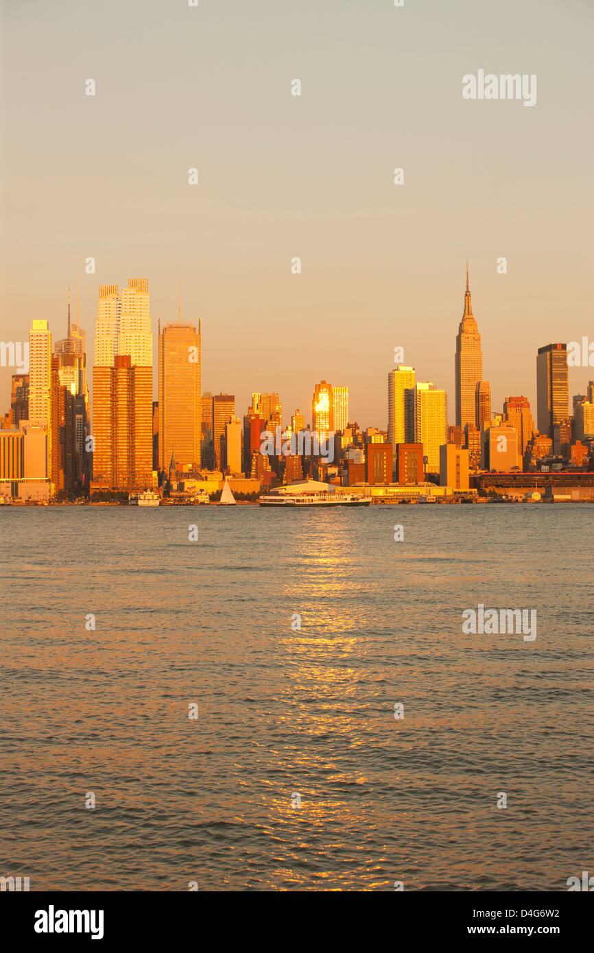 MIDTOWN SKYLINE HUDSON RIVER MANHATTAN NEW YORK CITY USA Stock Photo ...