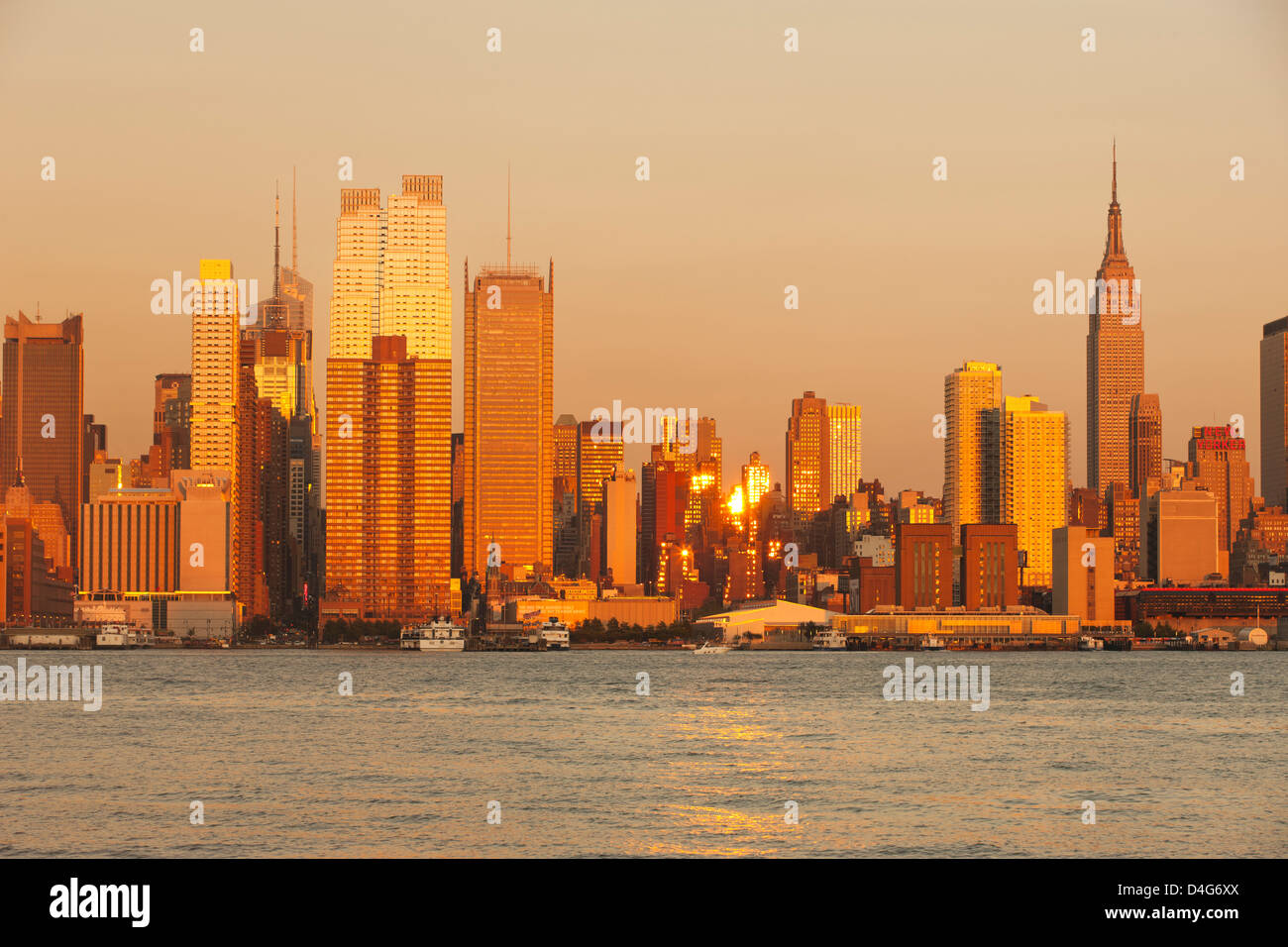 MIDTOWN SKYLINE HUDSON RIVER MANHATTAN NEW YORK CITY USA Stock Photo ...