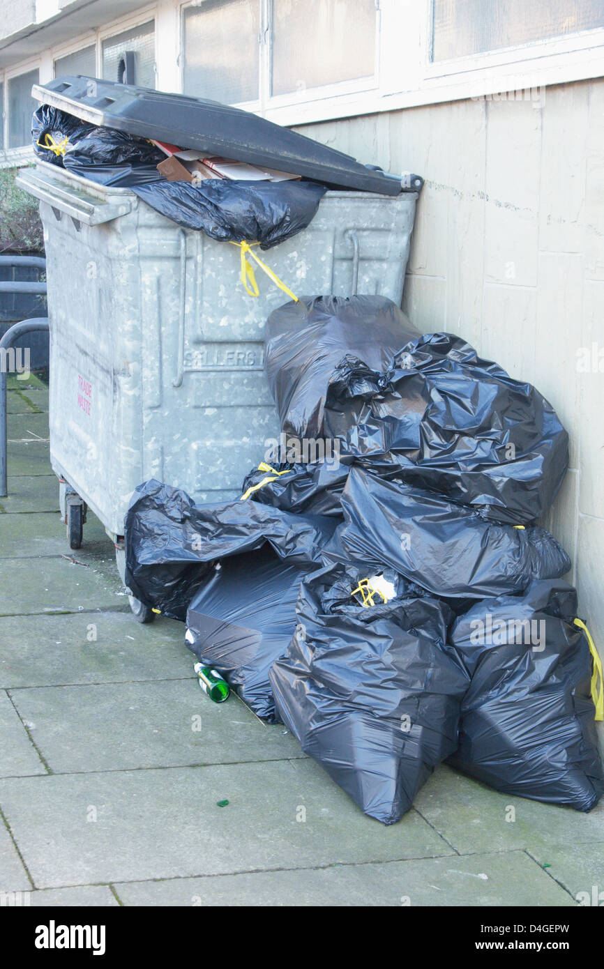 Rubbish bin bags hires stock photography and images Alamy