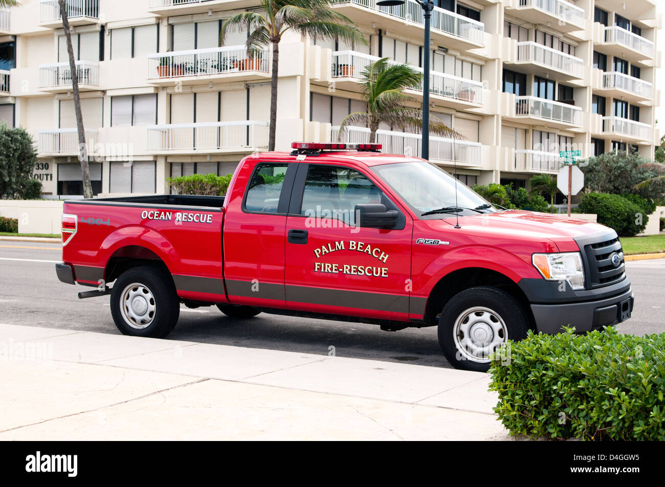 Palm tree lined road shops hires stock photography and images Alamy
