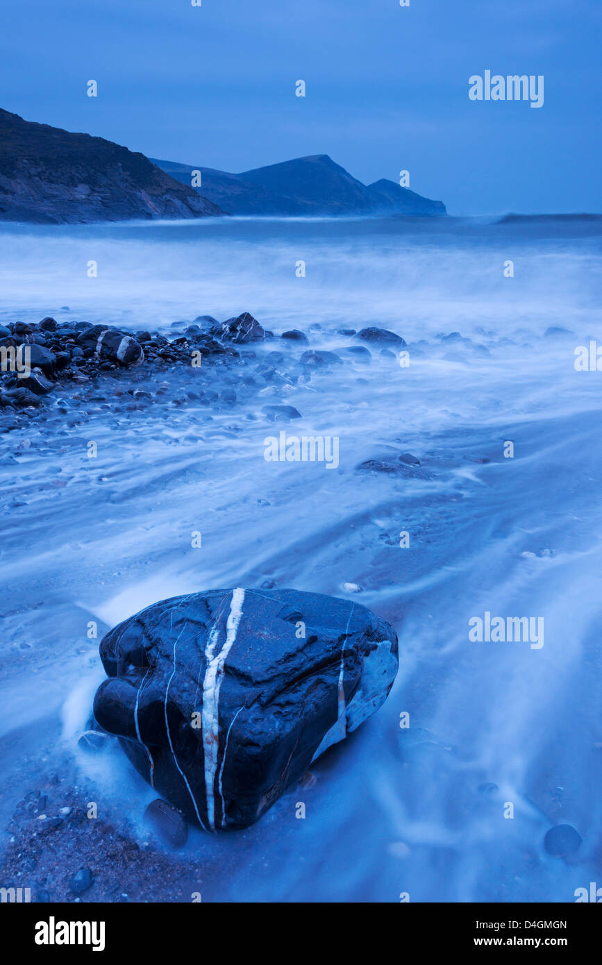 Waves crash against rocks hi-res stock photography and images - Alamy