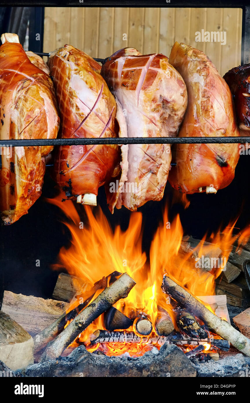 Grillen Schweinshaxe - grillling pork hock 01 Stock Photo
