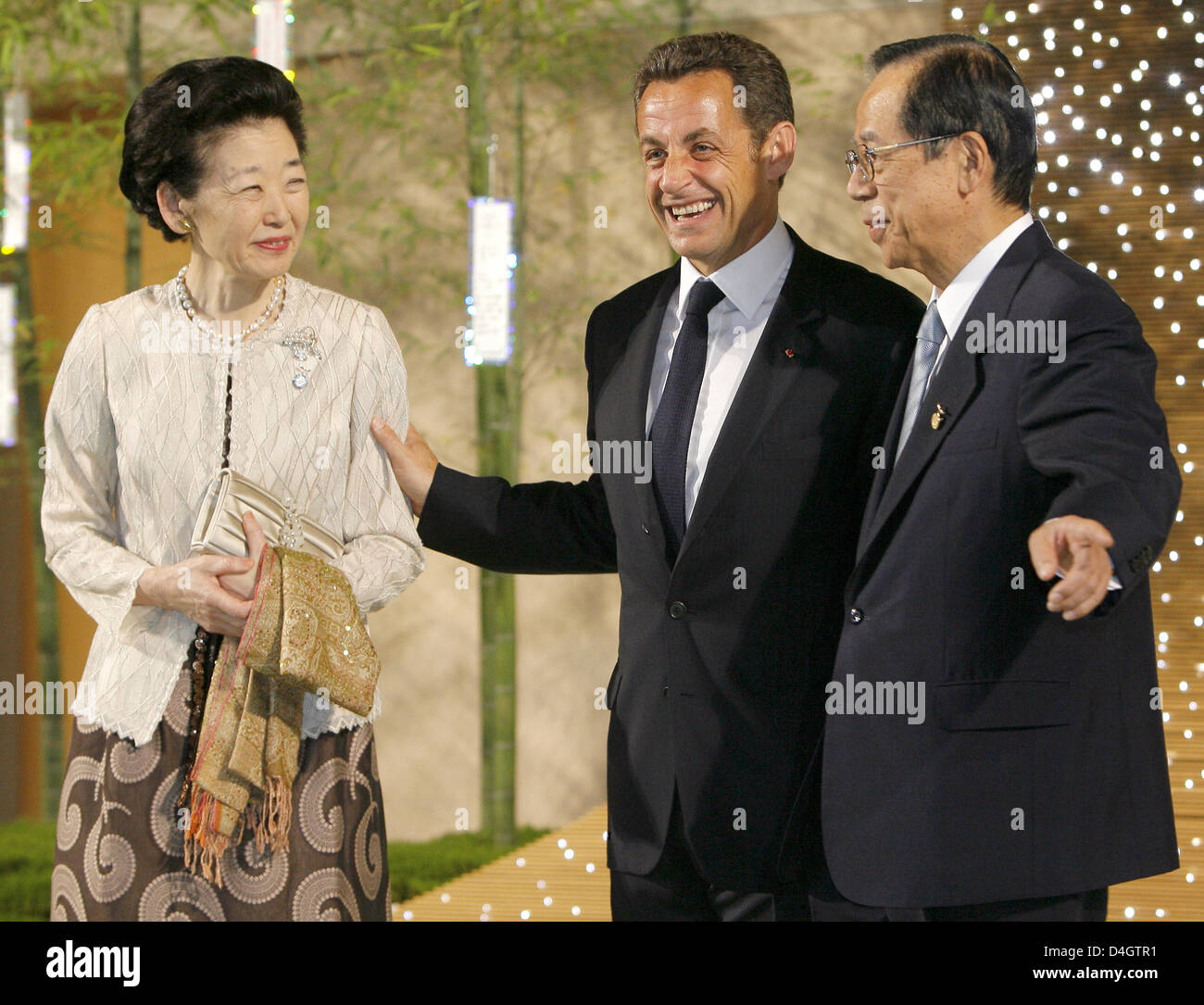 Japanese Prime Minister Yasuo Fukuda (R) and his wife Kiyoko Fukuda (L