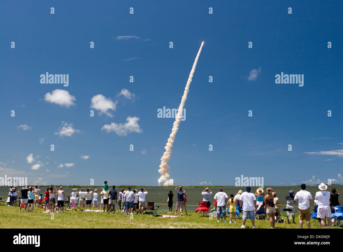 Crowds watch launch of Space Shuttle Discovery, July 4th 2006, from NASA Causeway, Cape Canaveral, Florida, USA Stock Photo