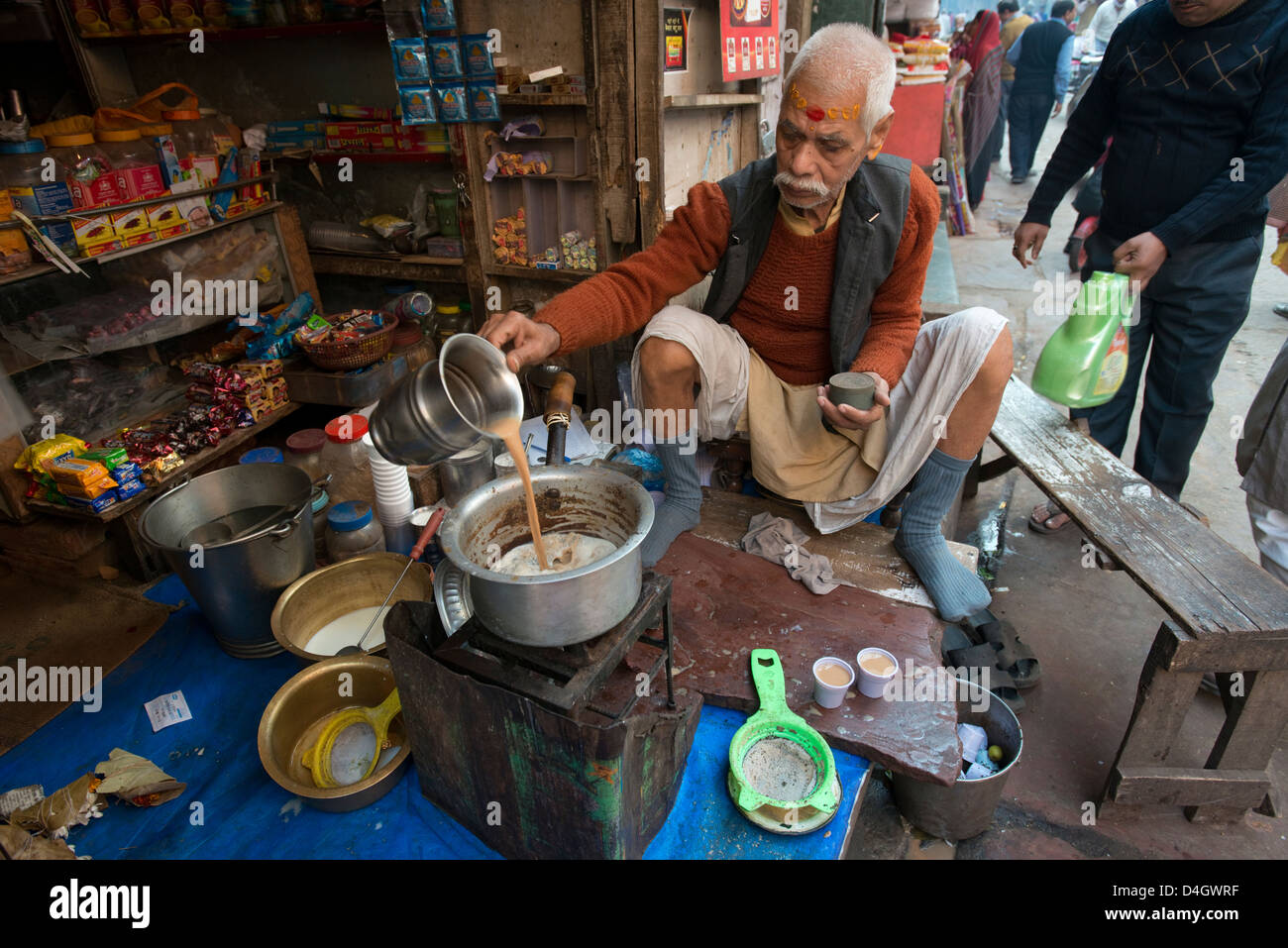 A chai wallah prepares chai (tea) at his stall in Mathura, West Uttar Pradesh, India Stock Photo