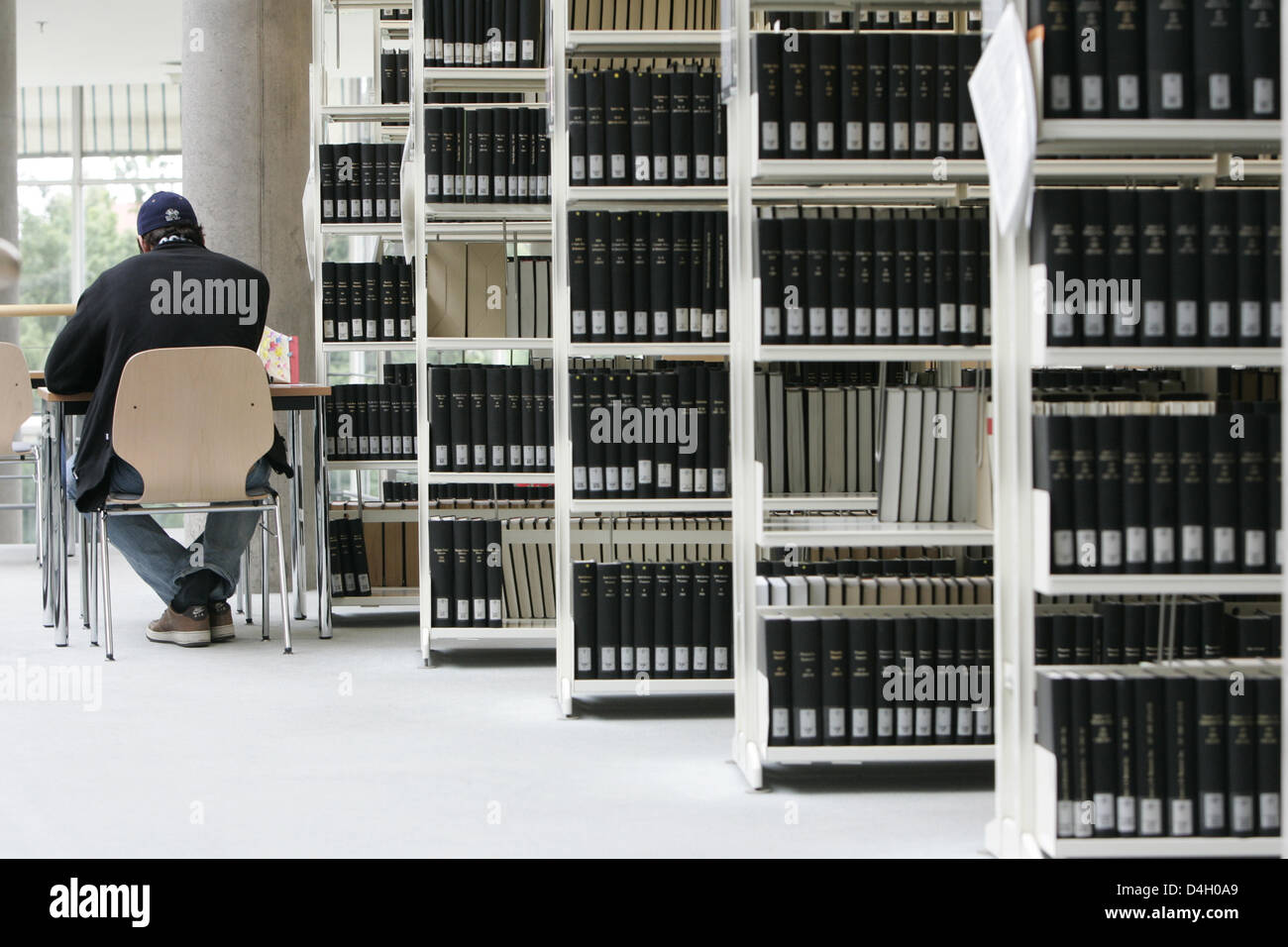 A student studies at 'Niedersaechsische Staats- und Universitaetsbibliothek' (literally: 'Lower Saxonian State and University Library'), 'Georg-August' University, Goettingen, Germany, 16 July 2008. Photo: Frank May Stock Photo