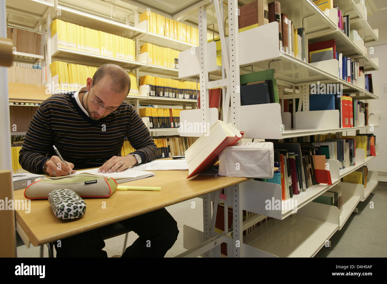 A student studies at 'Niedersaechsische Staats- und Universitaetsbibliothek' (literally: Lower Saxonian State and University Library'), 'Georg-August' University in Goettingen, Germany, 16 July 2008. Photo: Frank May Stock Photo