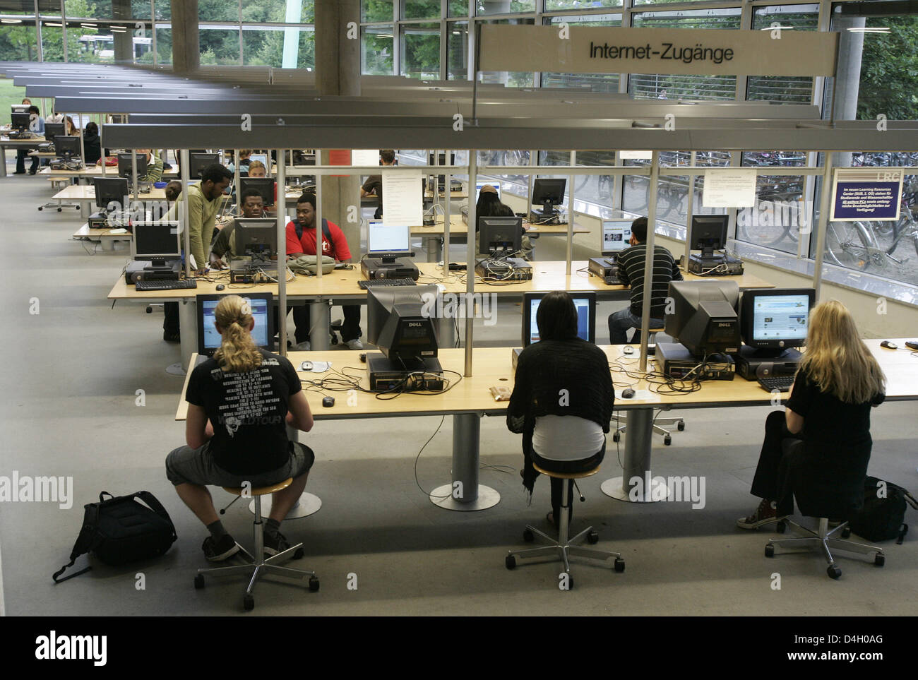 Students study at 'Niedersaechsische Staats- und Universitaetsbibliothek' (literally: 'Lower Saxonian State and University Library'), 'Georg-August' University in Goettingen, Germany, 16 July 2008. Photo: Frank May Stock Photo