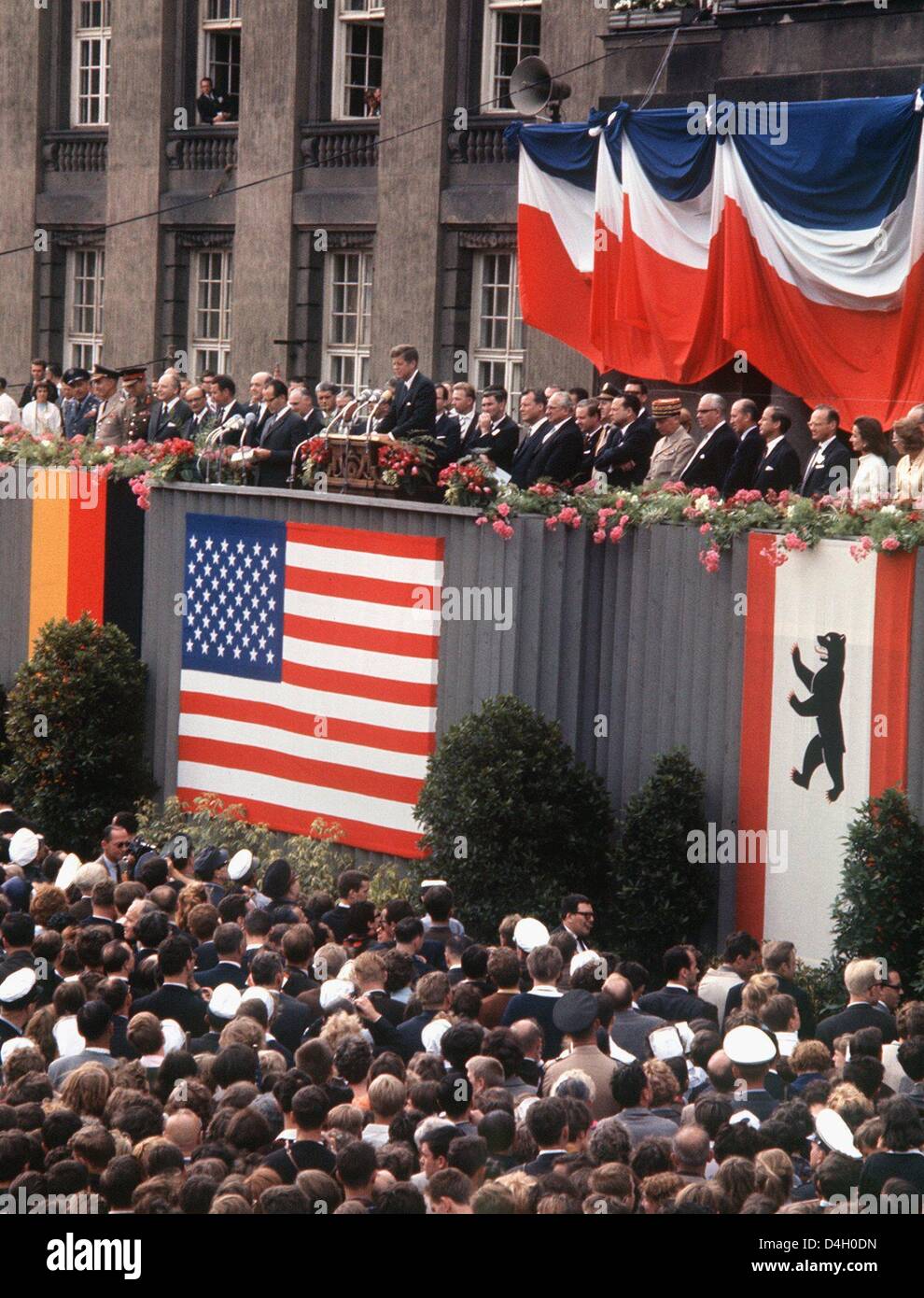 (dpa-file) The historic picture shows US President John F. Kennedy during his speech in front of Schoeneberg city hall in Berlin, Germany, 26 June 1963. With his legendary sentence 'Ich bin ein Berliner' (I am a Berliner), Kennedy underlined his solidarity with the people of the city. Photo: Heinz-Juergen Goettert Stock Photo