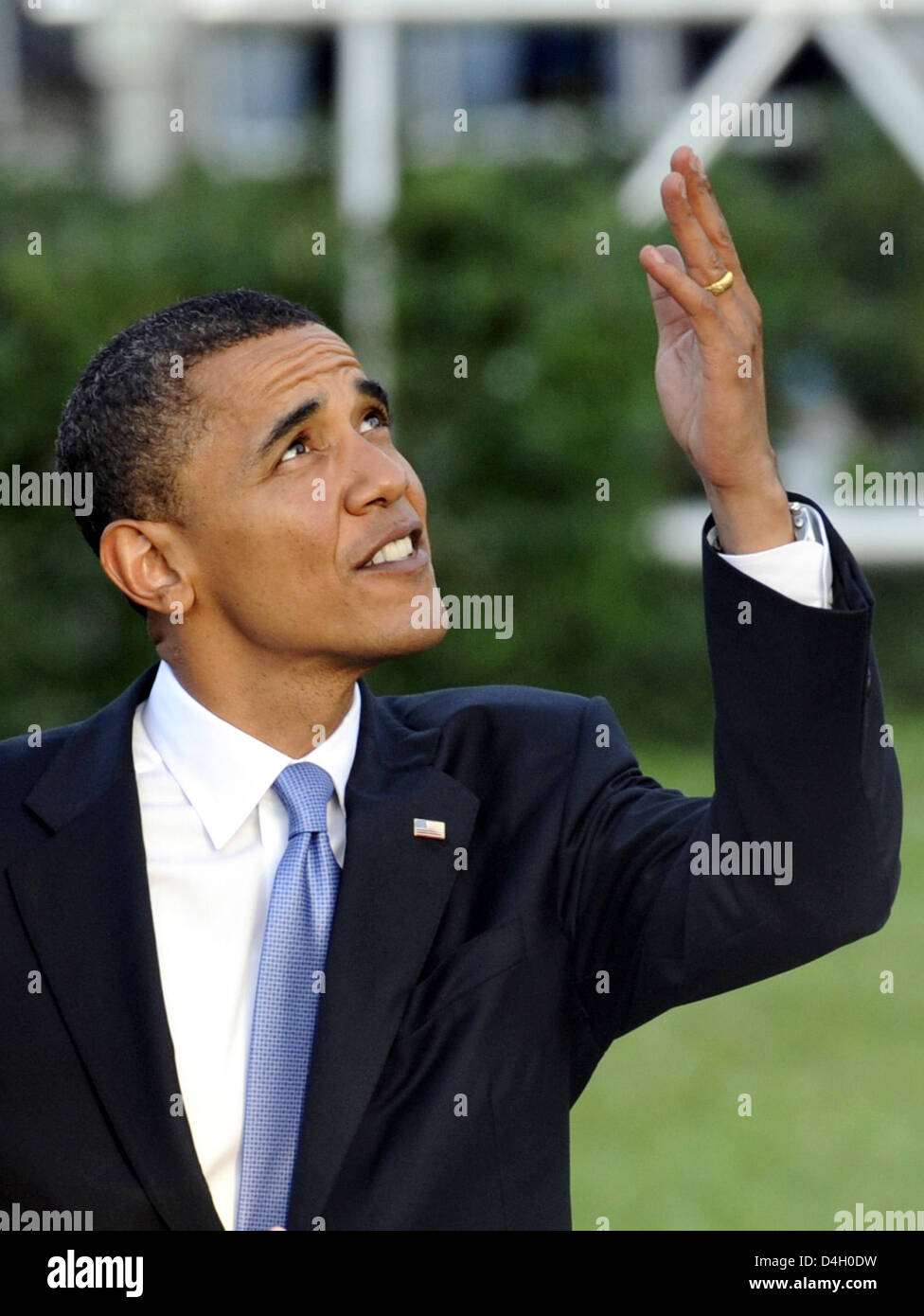 Democratic US presidential contender Barack Obama points up to Victory ...