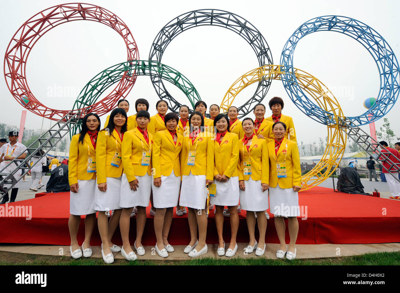 Какие олимпиады были в китае. Талисман олимпийских игр 2022 панда. Зимние олимпийские игры 2022 коронавирус. Эмблемы и символы паралимпийский игр в китае. Пекин в преддверии олимпиады.