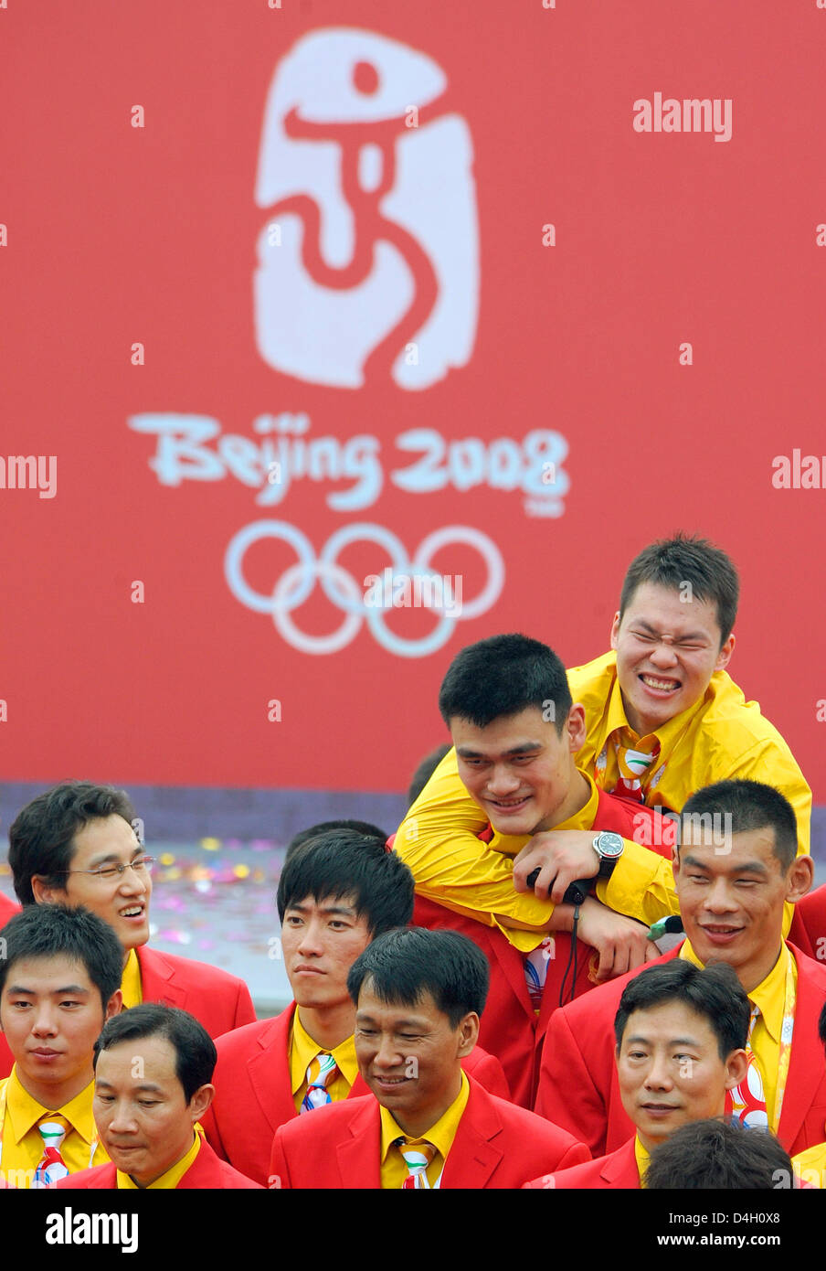 Chinese basketball star Yao Ming (C) and other Chinese athletes are pictured at the opening ceremony of the Olympic village in Beijing, China, 27 July 2008. Some 16,000 athletes, coaches and officials will live in 42 buildings in the Olympic village. The Beijing 2008 Olympic Games will run from 08 until 24 August in China. Photo: Gero Breloer Stock Photo
