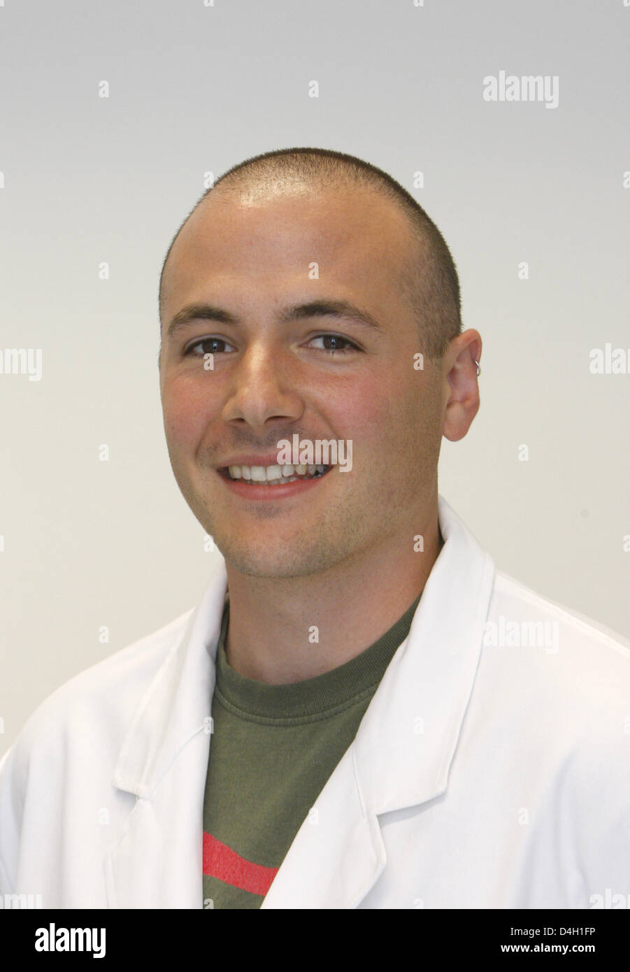 Scientist Michael Schindler (30) seen in his laboratory at 'Heinrich-Pette-Institut' in Hamburg, Germany, 14 July 2008. Schindler's team explores a protein which protects SIV - HIV's parent virus - infected apes from AIDS sickness. Photo: Marcus Brandt Stock Photo