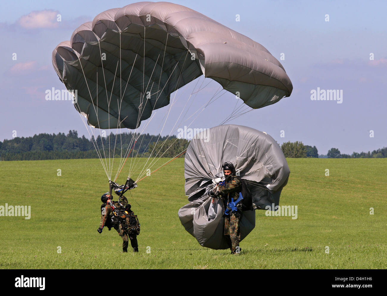 Two German Bundeswehr paratroopers land on a field during a manoeuvre at 'Franz-Josef Strauss' barracks in Altenstadt, Germany, 16 July 2008. Photo: Karl-Josef Hildenbrand Stock Photo