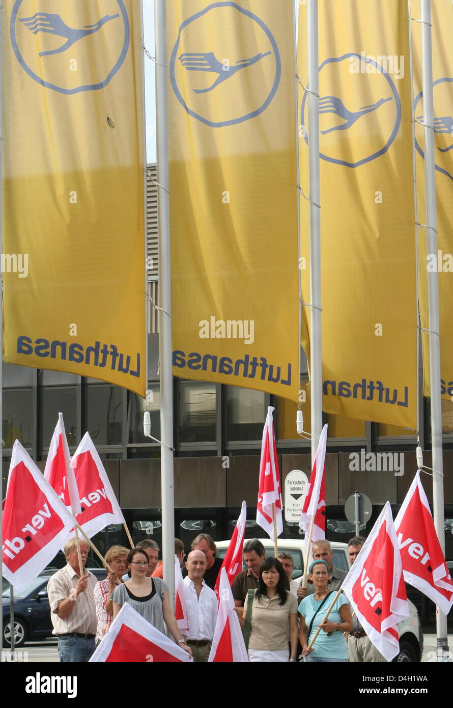 Employees of Lufthansa are on strike in Hanover, Germany, 30 July 2008. The labour dispute is set to continue open-ended as service union 'ver.di' demands a pay-rise of 9.8 per cent over one year for their 50,000 members employed at Lufthansa. The German carrier offers 7.7 per cent over 21 months to date and proposed to solve the action in an arbitration. Photo: Holger Hollemann Stock Photo
