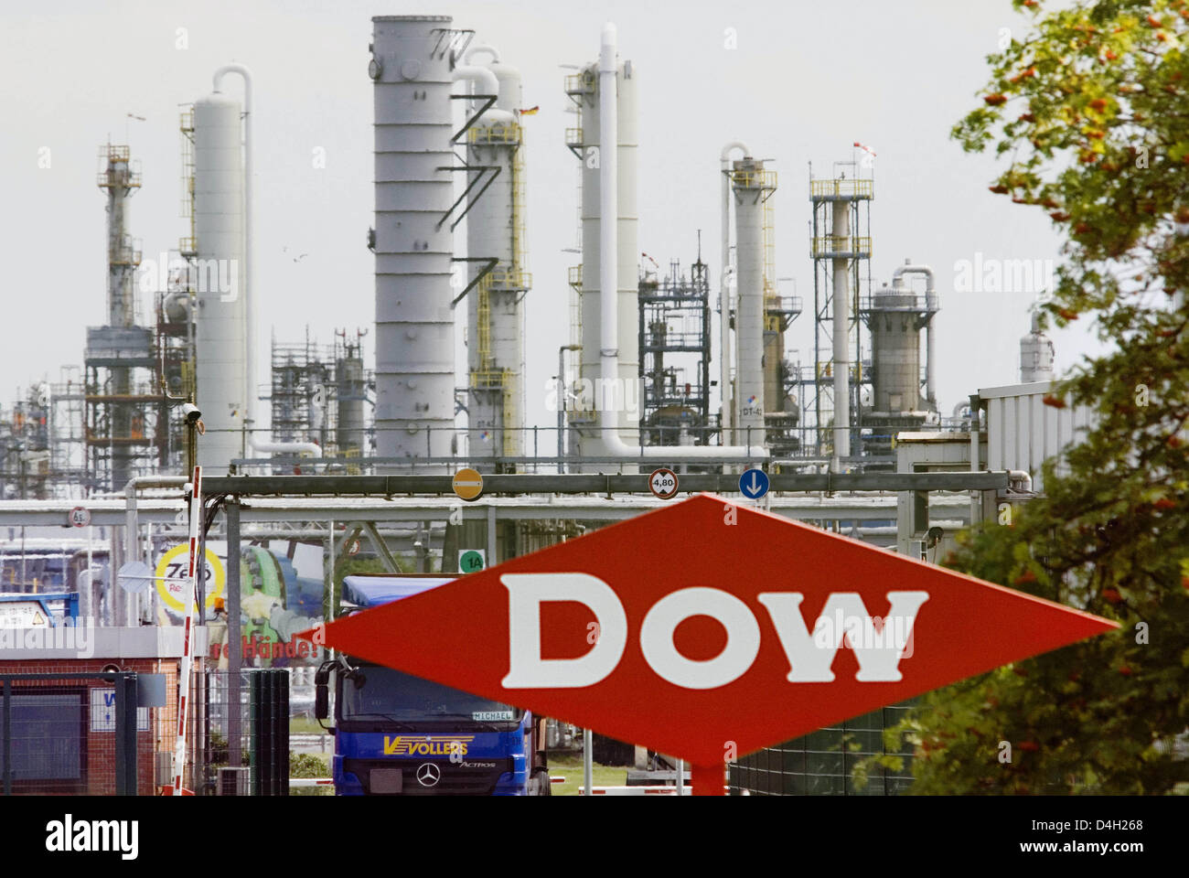 The logo of Dow Germany pictured in front of the plant in Stade, Germany, 22 July 2008. US chemicals group Dow Chemical makes its biggest buy in the company's history taking over US rival Rohm&Haas for 15.3 billion US dollar. The buy is backed by investor Warren Buffet and a Kuwaiti public investment fund. Photo: Christian Hager Stock Photo