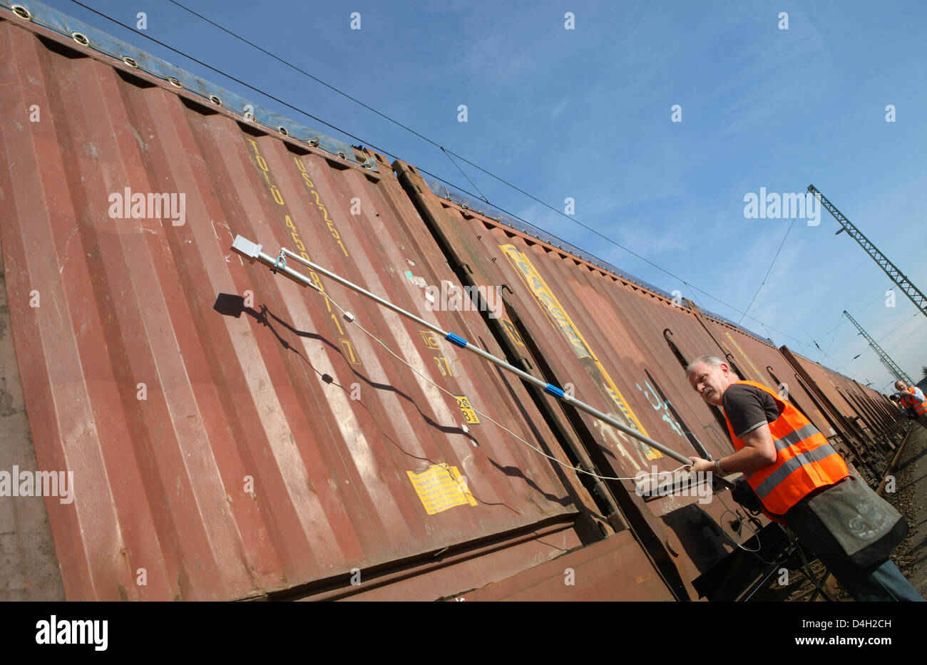Worker Joerg Bolitz checks possible radioactivity in front of a  rail carriage filled with waste from Naples/Italy in Cologne, Germany, 1 August 2008. Alltogether 160 000 tons of household waste from the Naples region will be delivered to German waste incinerating plants. The first carriages have arrived in Cologne. They will be transfered to Leverkusen by midday. Photo: Rolf Venne Stock Photo