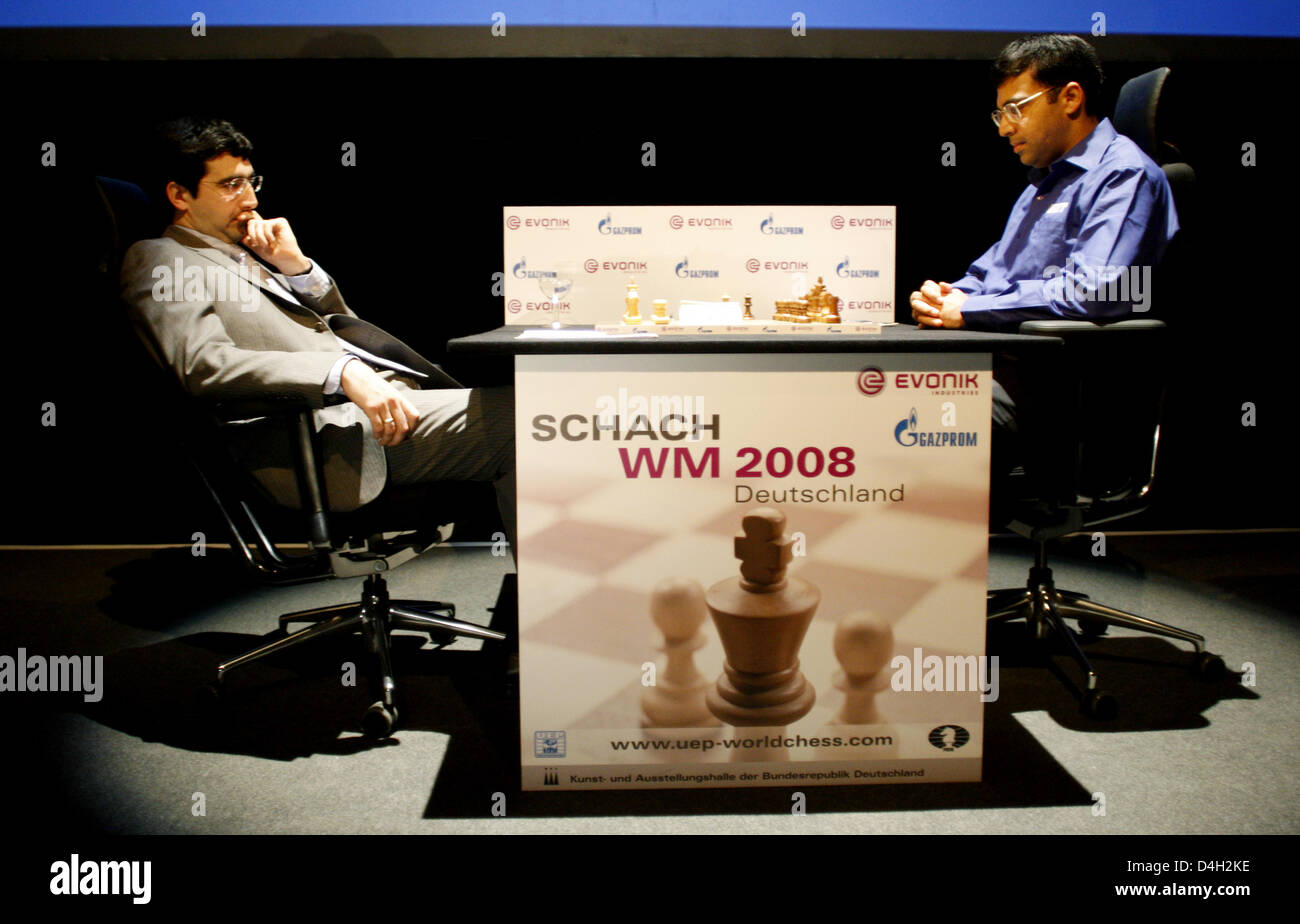 Viswanathan Anand (R, India) and Vladimir Kramnik (L, Russia) seen during  their first World Championship match at the 'Bundeskunsthalle' in Bonn,  Germany, 14 October 2008. The World Championship title will be awarded