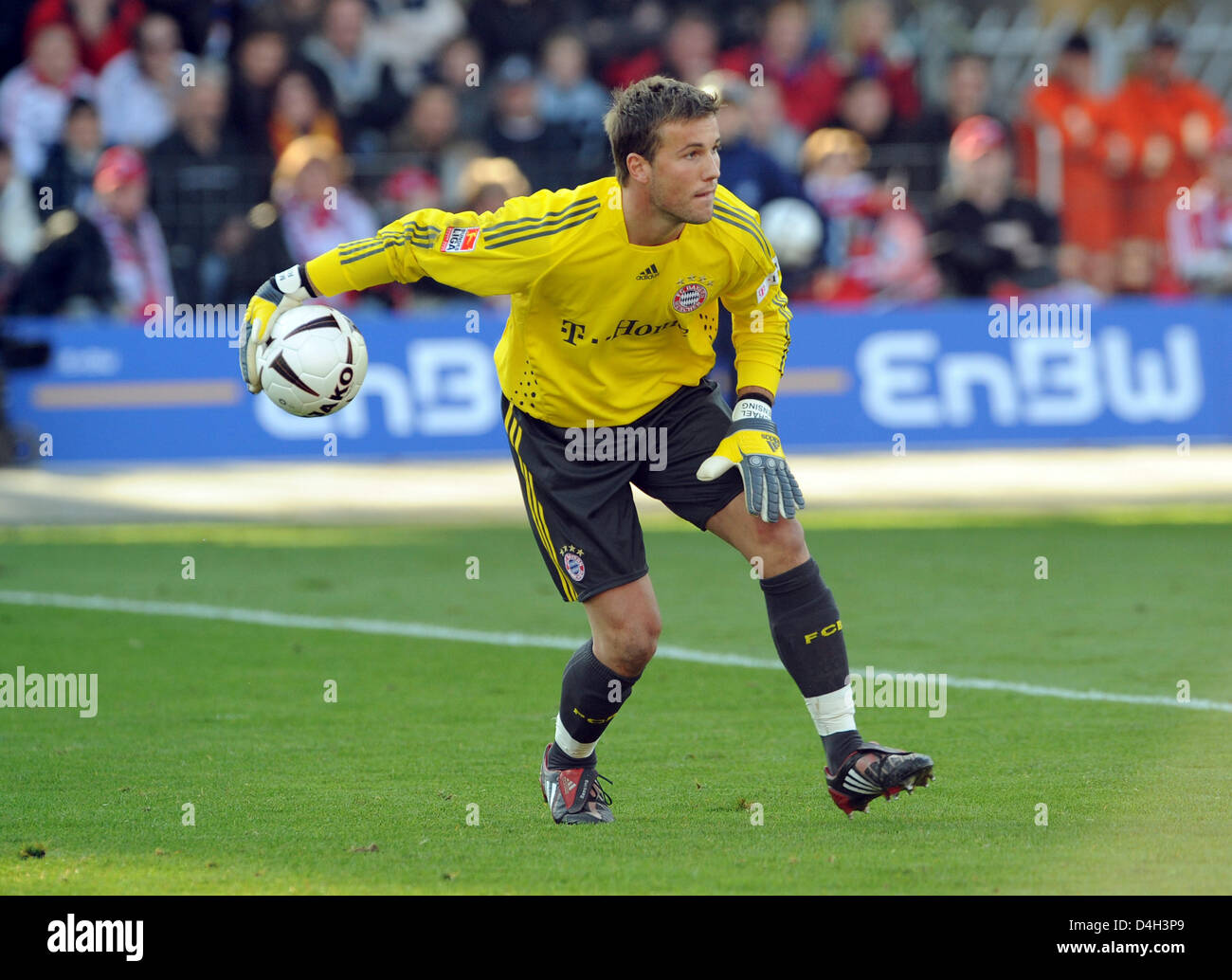 Munich's goalie Michael Rensing distributes the ball in the German ...