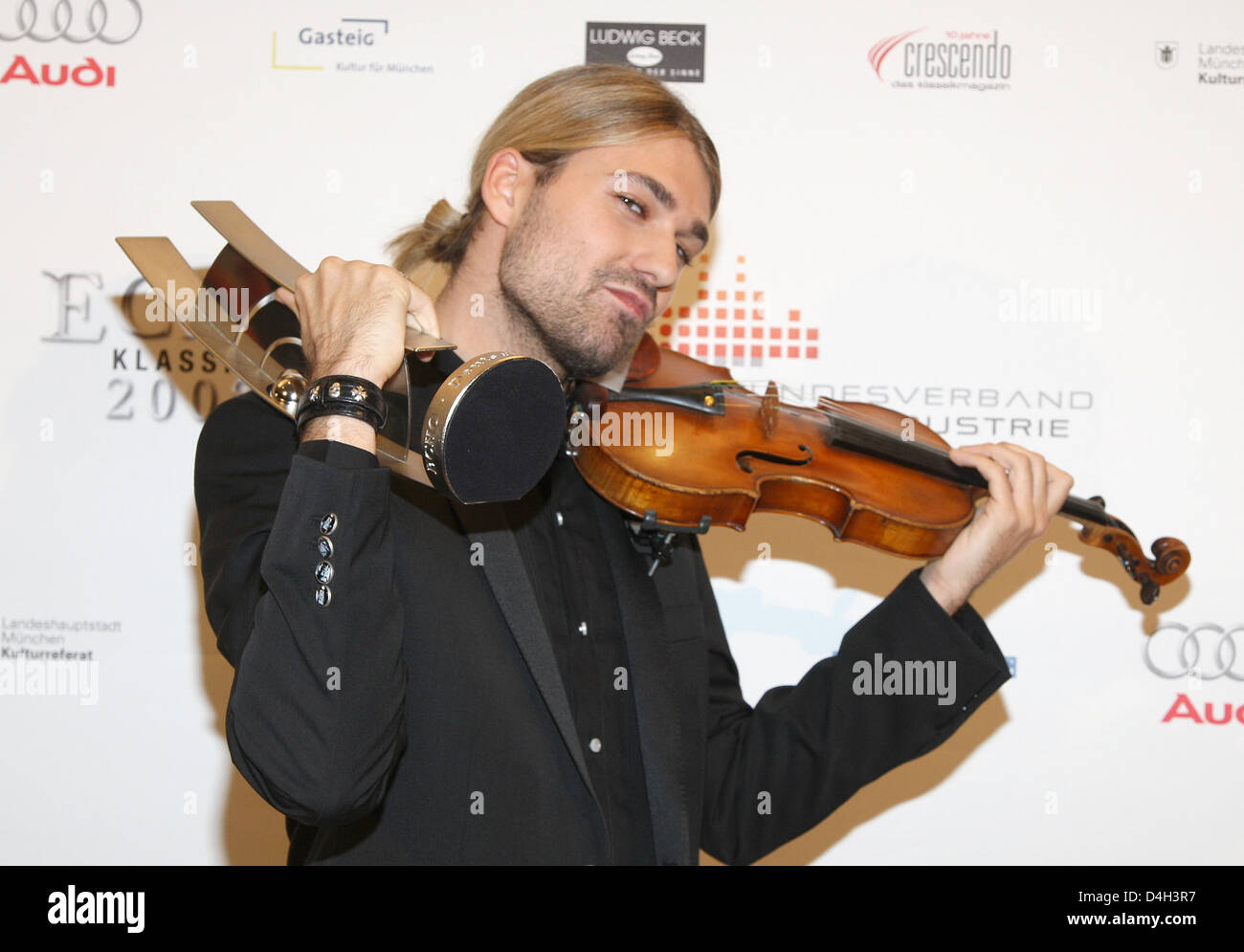 Violinist David Garrett poses during the 'Echo Klassik Award' gala at 'Gasteig' -venue in Munich, Germany, 19 October 2008. Garrett received the 'Classic without boundaries award'. For the 15th time 'Kulturinstitut der deutschen Phonowirtschaft' ('Culture Institute of the German Record Industry') awarded the prize for the year's best classic music new releases. Photo: Ursula Dueren Stock Photo