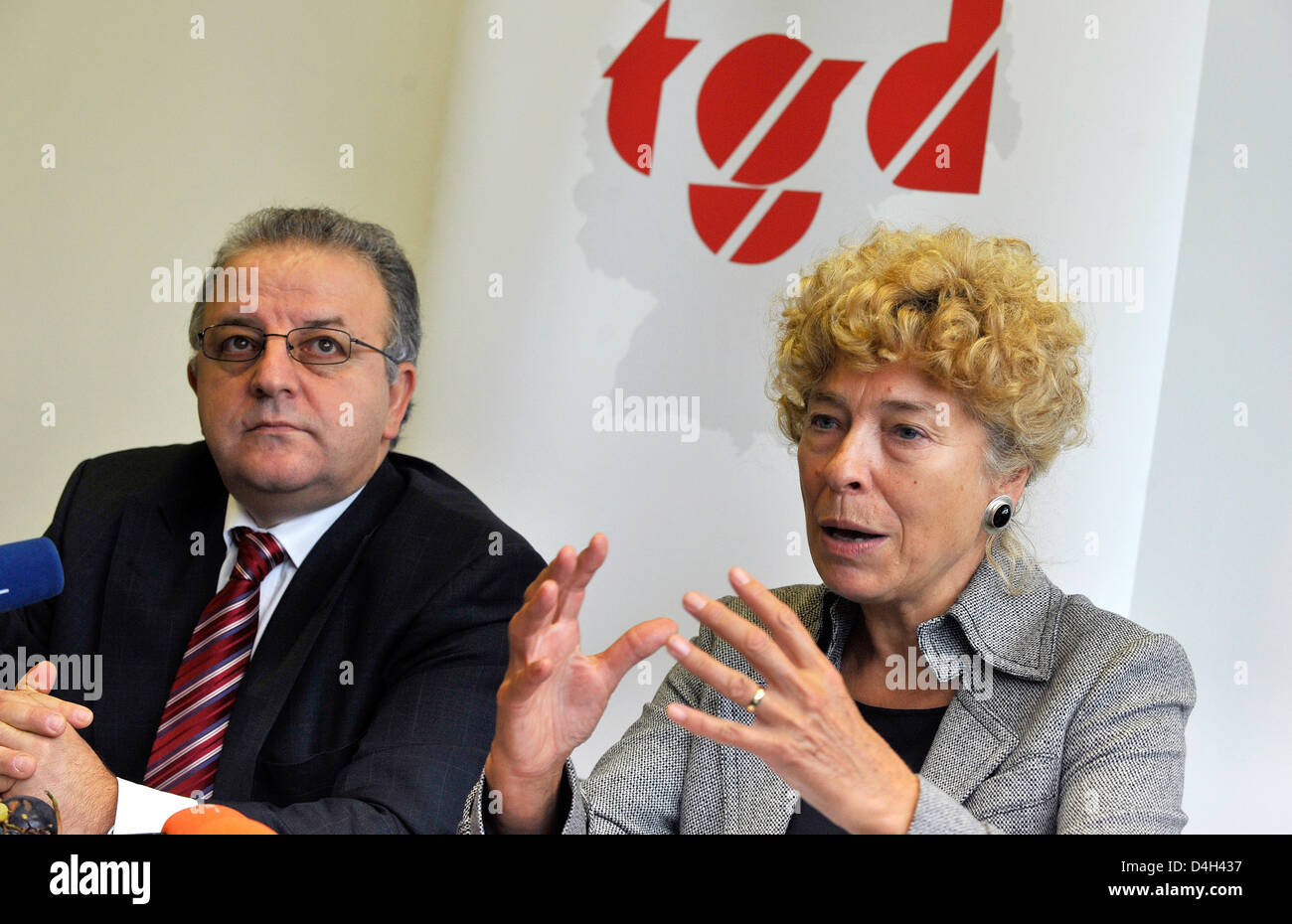 German presidential candidate of the Social Democrats (SPD), Gesine Schwan (R), and federal chairman of the Turkish Community in Germany (TGD), Kenan Kolat, give a press conference after holding talks in Berlin, Germany, 22 October 2008. Photo: Gero Breloer Stock Photo