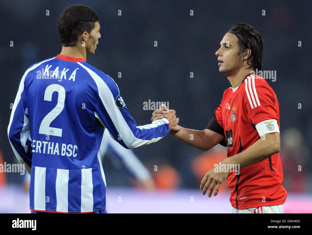 Berlin's Kaka (L) and Benfica's Nuno Gomes (R) skahe hands after the UEFA Cup group B match Hertha BSC Berlin v Benfica Lisbon at Olympic stadium of Berlin, Germany, 23 October 2008. German Bundesliga side Berlin and Portuguese Liga side Benfica tied the match 1-1. Photo: Soeren Stache Stock Photo