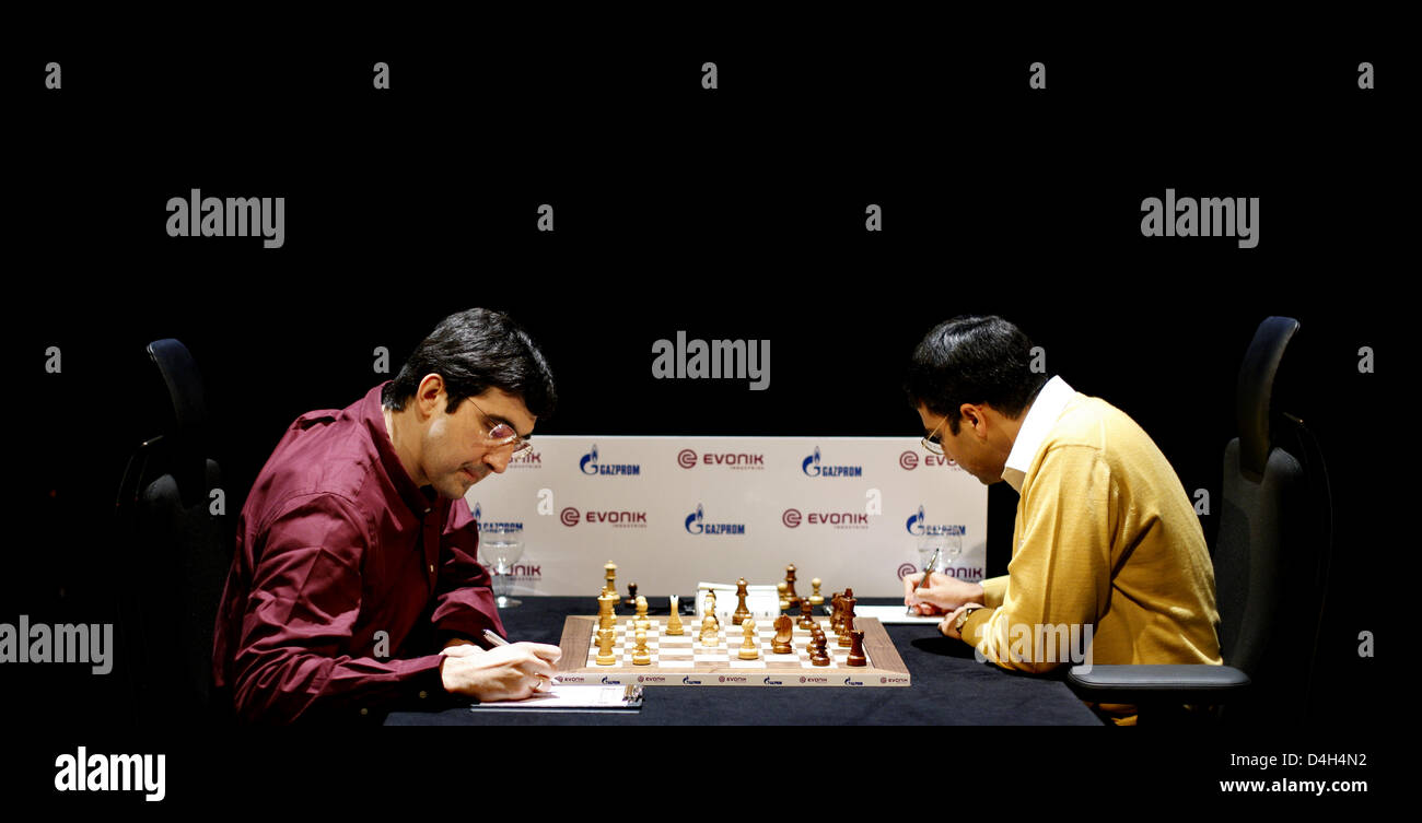 Viswanathan Anand (R, India) and Vladimir Kramnik (L, Russia) seen during their first World Championship match at the 'Bundeskunsthalle' in Bonn, Germany, 14 October 2008. The World Championship title will be awarded