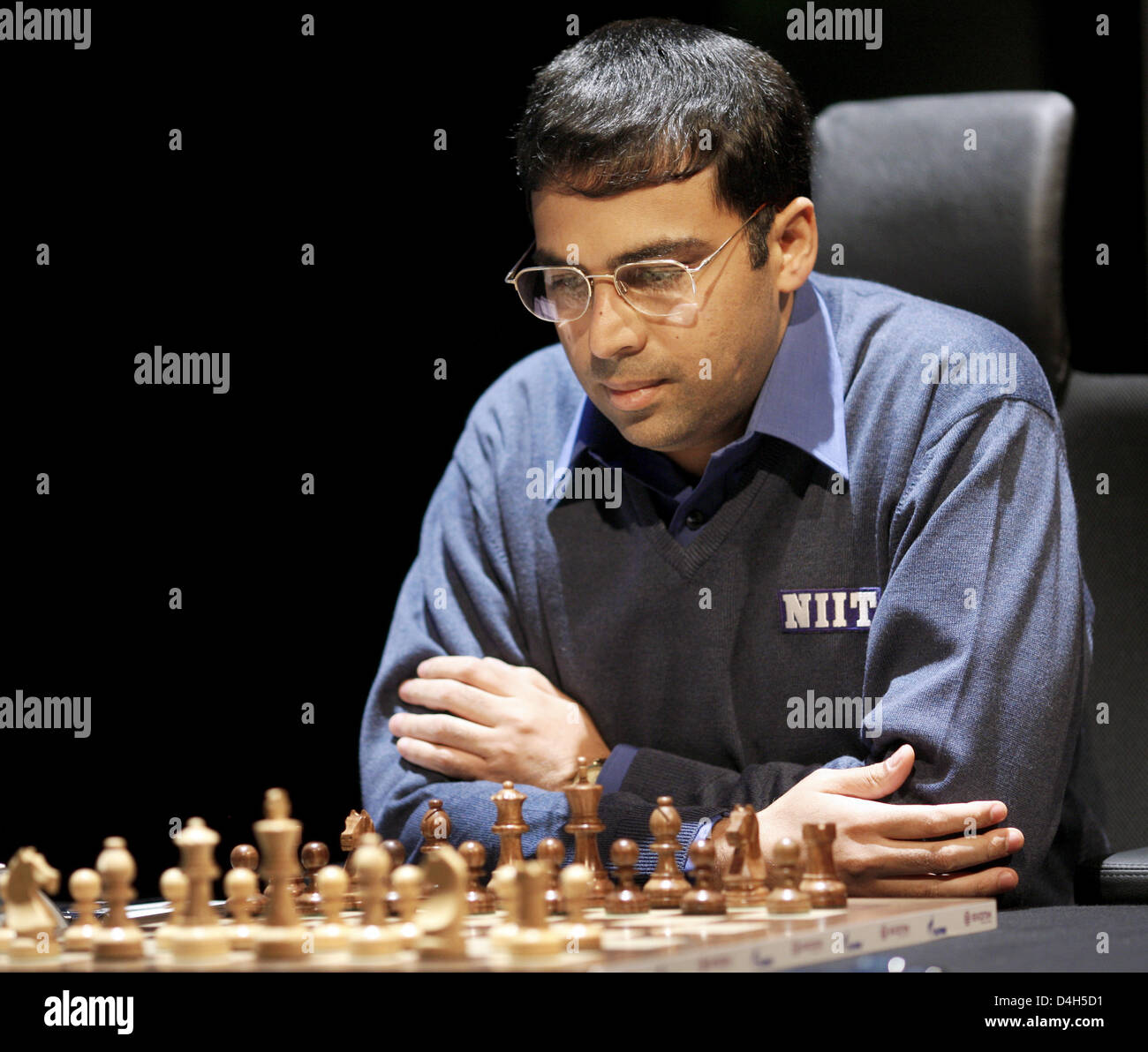 Viswanathan Anand (R, India) and Vladimir Kramnik (L, Russia) seen during  their first World Championship match at the 'Bundeskunsthalle' in Bonn,  Germany, 14 October 2008. The World Championship title will be awarded