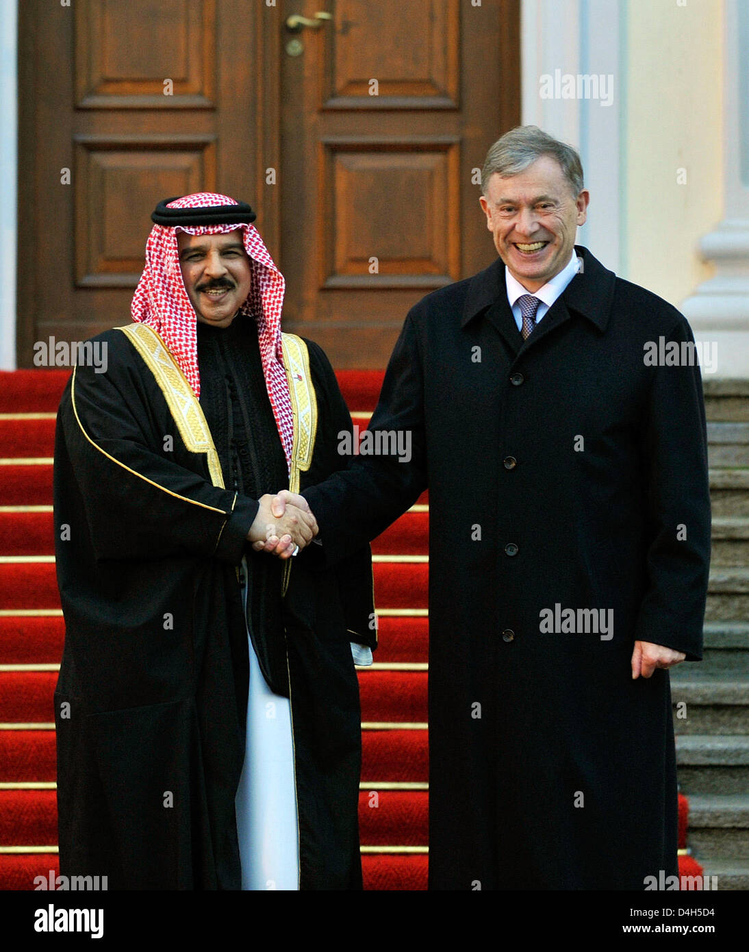 German President Horst Koehler (R) greets King of Bahrain, Sheik Hamad ...