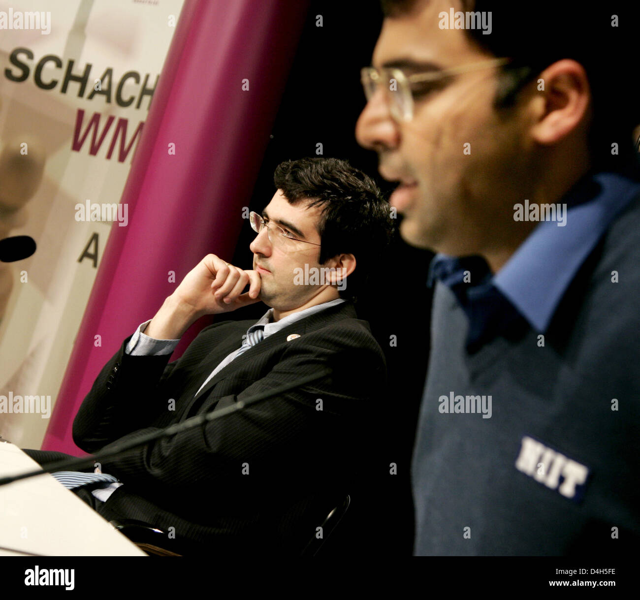 Viswanathan Anand (R, India) and Vladimir Kramnik (L, Russia) are pictured  during a press conference after the tenth match of the World Chess  Championship 2008 at 'Bundeskunsthalle' in Bonn, Germany, 27 October