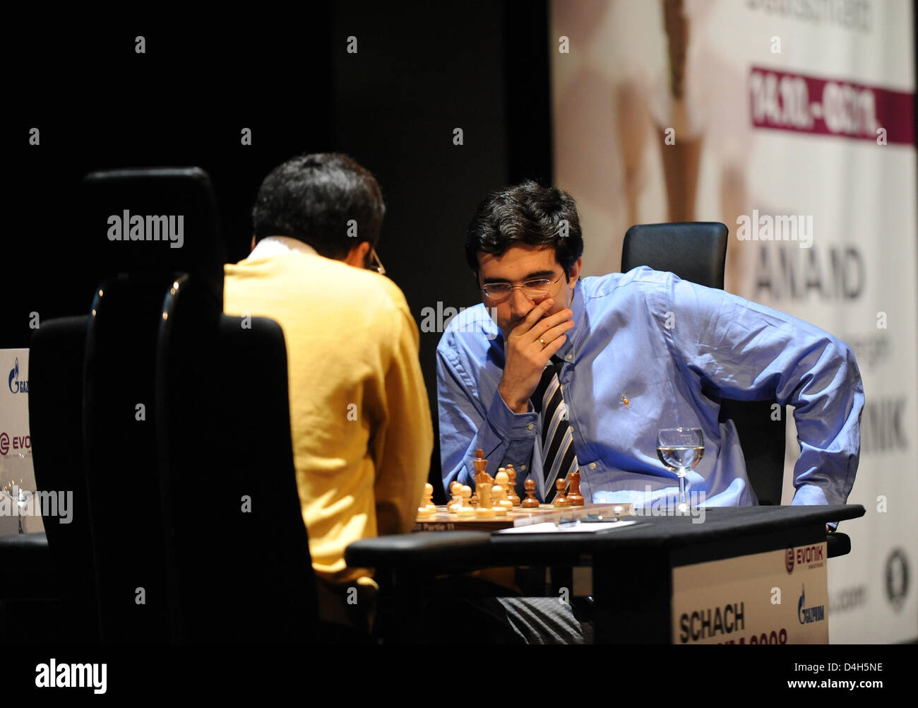 Viswanathan Anand (R, India) and Vladimir Kramnik (L, Russia) are pictured  during a press conference after the tenth match of the World Chess  Championship 2008 at 'Bundeskunsthalle' in Bonn, Germany, 27 October