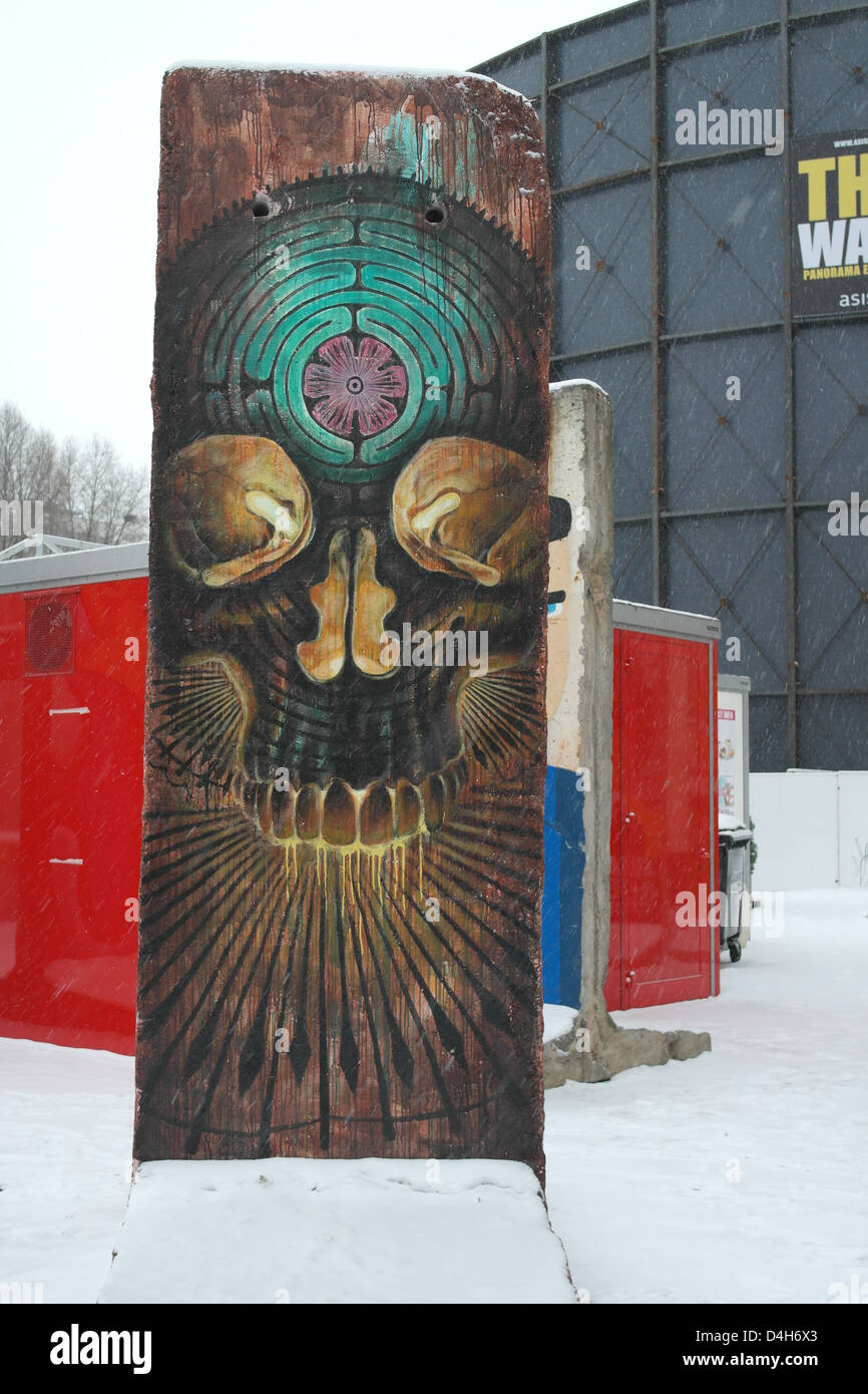 Berlin wall artwork hi-res stock photography and images - Alamy
