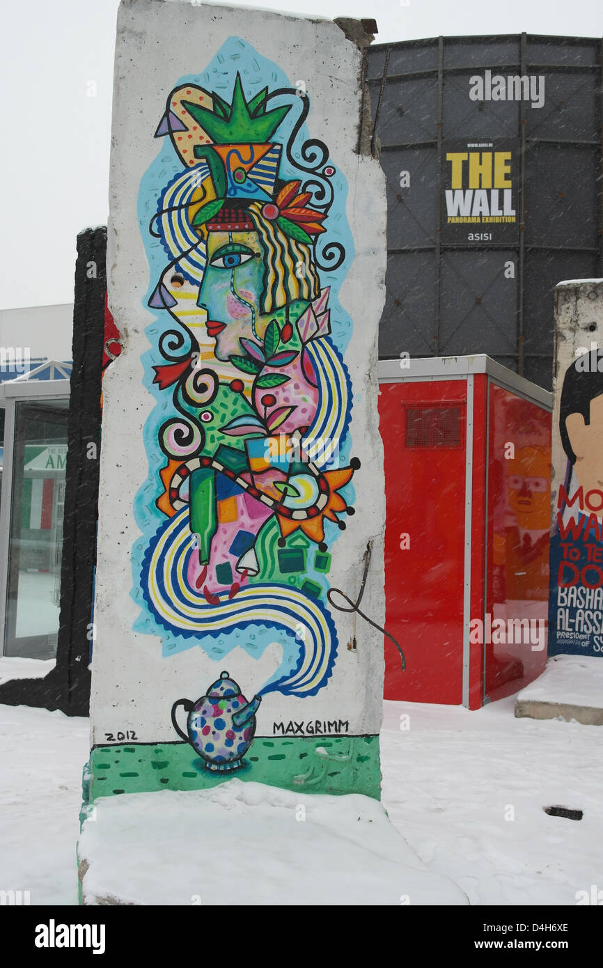 Berlin wall artwork Stock Photo - Alamy