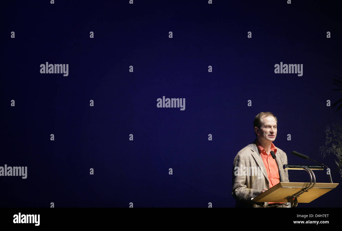Austrian author Josef Winkler gives his speech of thanks after the
