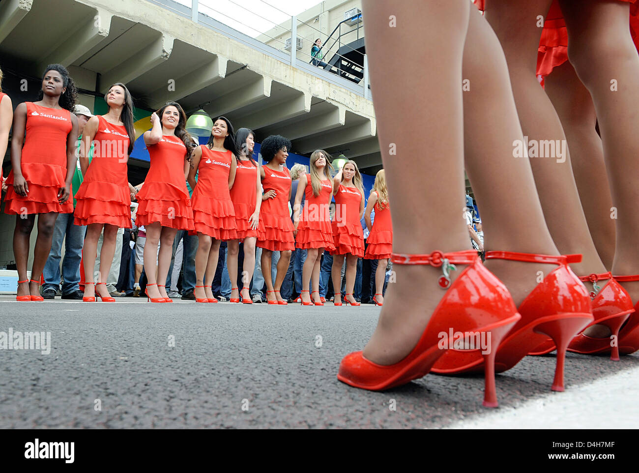 Grid girls stand in front of a garage at the pit lane area prior to the Formula One Grand Prix of Brazil at the race track in Interlagos near Sao Paulo, Brazil, 02 November 2008. Photo: GERO BRELOER Stock Photo