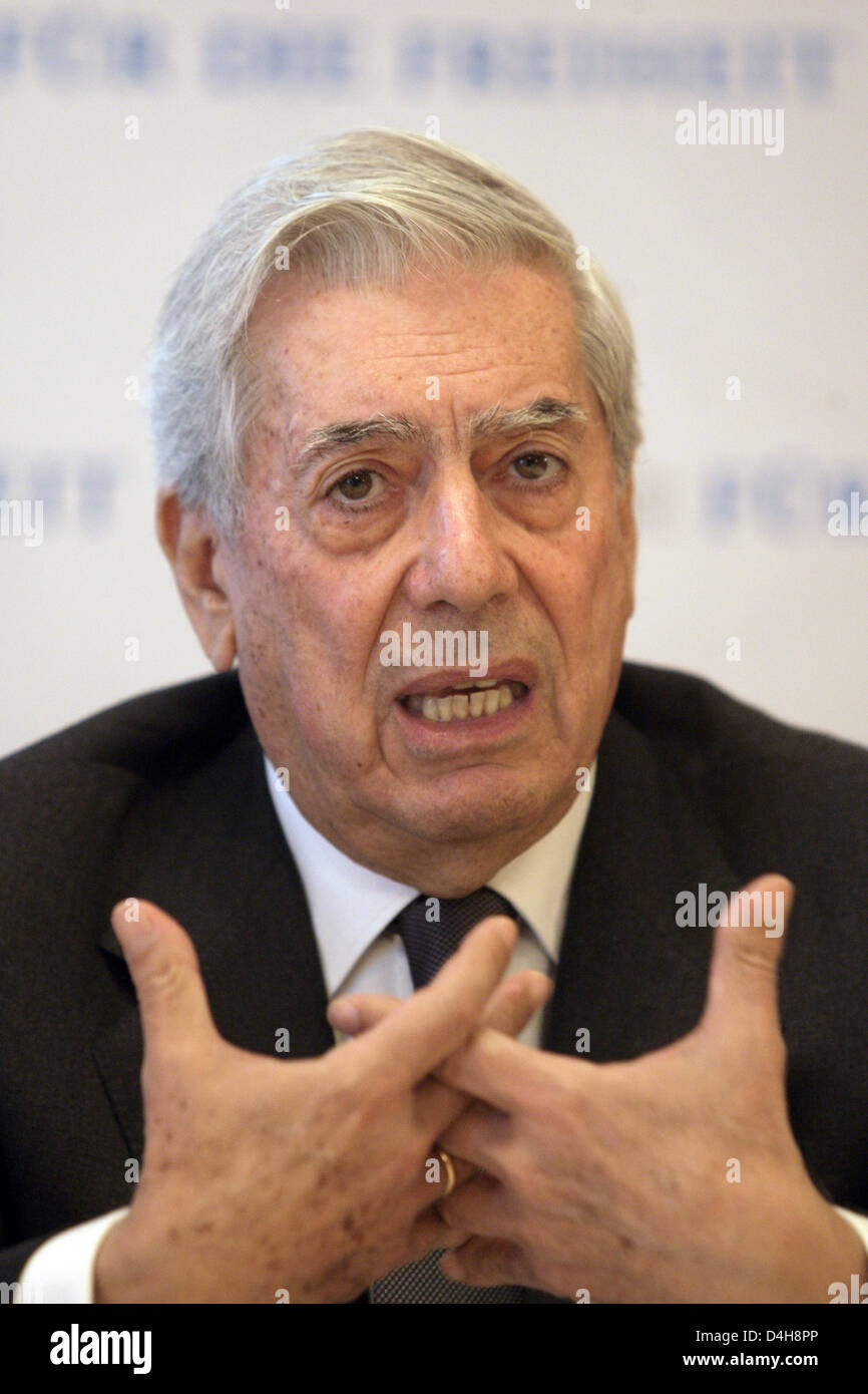 Peruvian author Mario Vargas Llosa speaks during a press conference in a hotel in Frankfurt Main, Germany, 08 November 2008. Vargas Llosa, who confesses to liberalism, was awarded the Freedom Prize of close partisan foundation of German FDP (Free Democratic Party), Friedrich-Naumann-Foundation. Photo: FREDRIK ERICHSEN Stock Photo