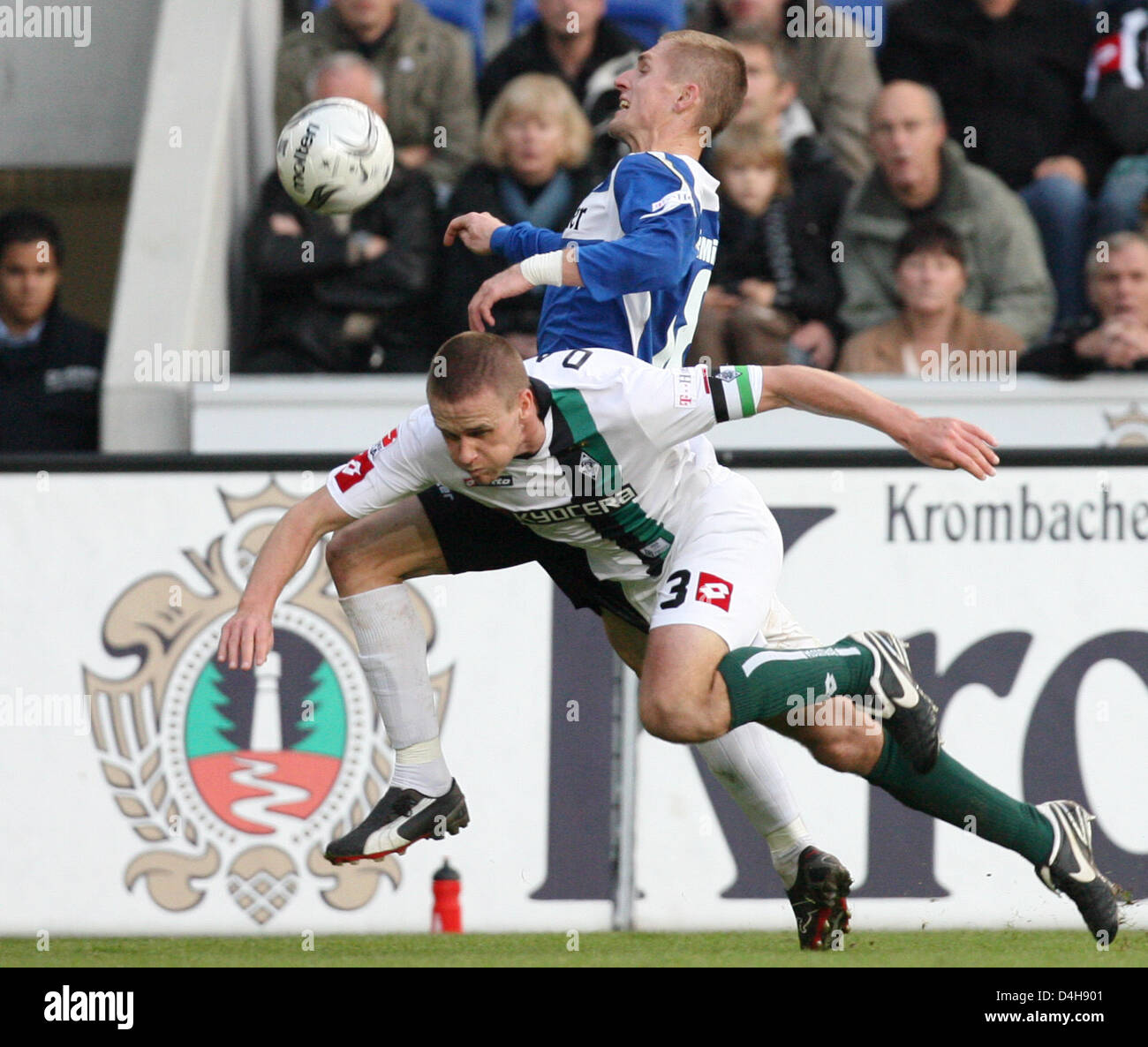Bielefeld?s Artur Wichniarek (TOP) and Gladbach?s Filip Daems vie for ...