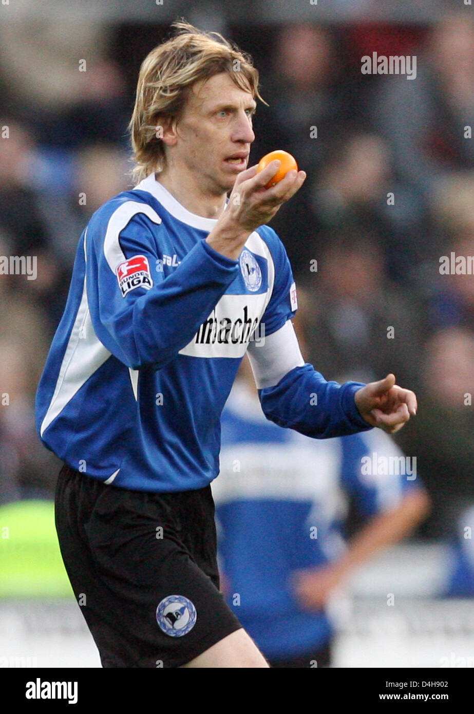 Bielefeld?s Ruediger Kauf takes an orange from the pitch during the Bundesliga match DSC Arminia Bielefeld vs Borussia Moenchengladbach at SchuecoArena in Bielefeld, Germany, 8 November 2008. Moenchengladbach won 0-2. Photo: Friso Gentsch Stock Photo