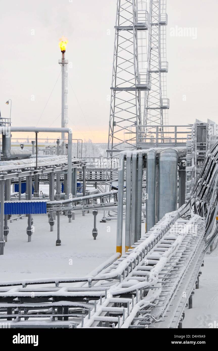 The picture shows the gas conveying system which was symbolically put a into operation by CEO of Russian energy company Gazprom Miller and chairman of German chemical company BASF Hambrecht in Novy Urengoy, Russia, 12 November 2008. It is a Achimov-storage place of the Urengoi-gas field. Photo: UWE ZUCCHI Stock Photo