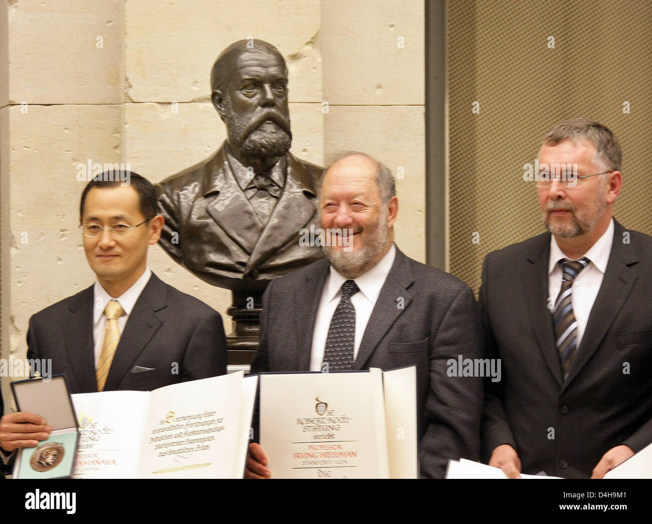 (L-R) Scientist professors Japanese Shinya Yamanaka, U.S. Irbing Weissman, and German Hans Robert Schoeler pose with their Rober Koch Prizes 2008 in Berlin, Germany, 14 November 2008. Mr.  Yamanake was awarded for his ground-breaking research of pluripotent stem cells, Mr. Weissman for his research on phylogenesis and the development of stem cells, and Mr. Schoeler for his research Stock Photo
