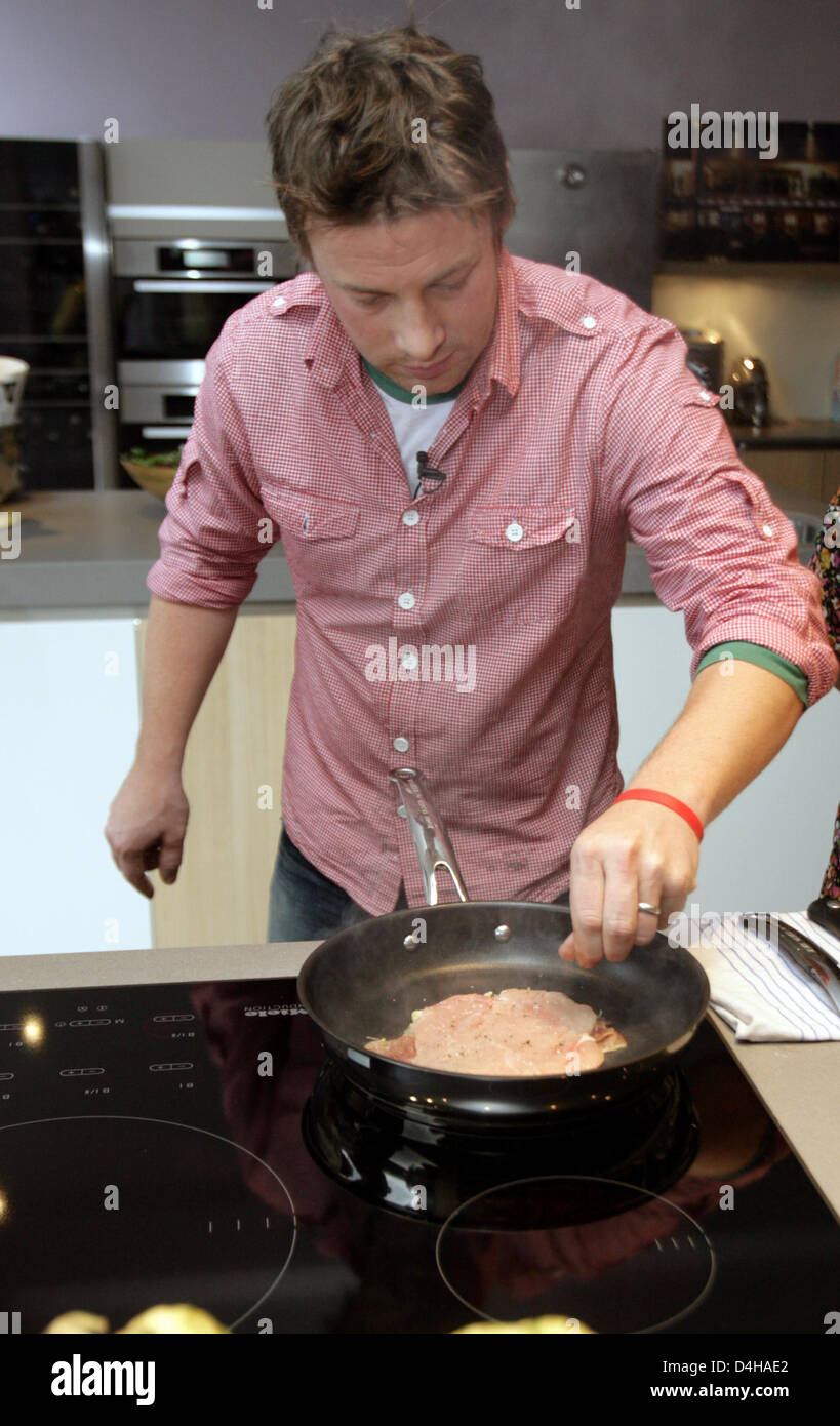British TV chef Jamie Oliver cooks as he presents his new book ?Jamies  Kochschule - Jeder kann kochen? (literally: Jamie?s cooking school -  Everyone can cook) to journalists in Duesseldorf, Germany, 19