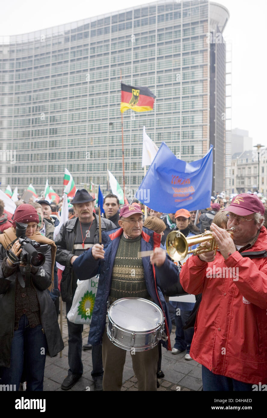 European tobacco growers demonstrate during an Agriculture Council in front of the EU headquarters in Brussels, Belgium, 19 November 2008. Photo: Thierry Monasse Stock Photo