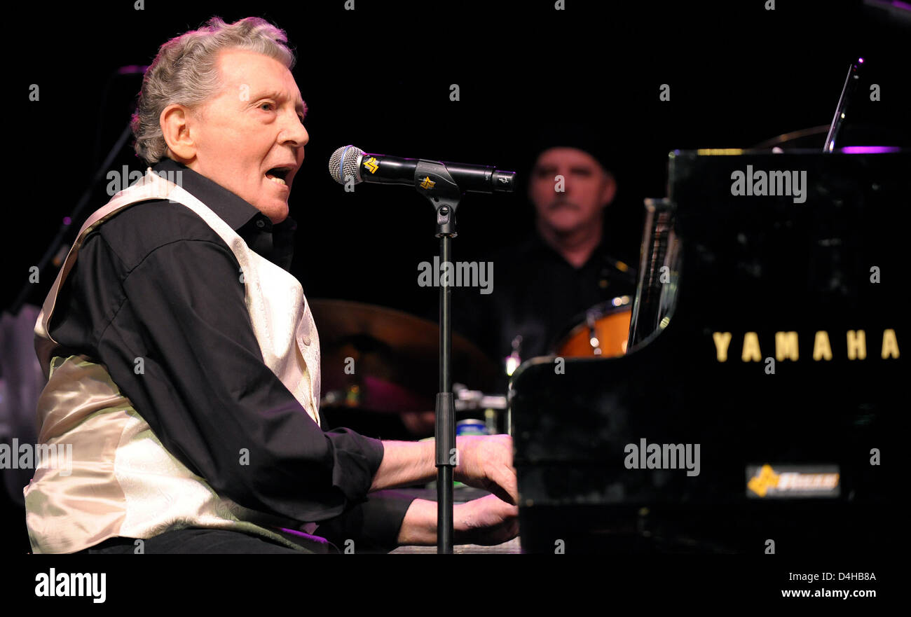 US rock legend Jerry Lee Lewis performs at SAP Arena in Mannheim, Germany, 22 November 2008. The same evening rock legends Chuck Berry and Jerry Lee Lewis gave their only concert in Germany. In the 1950s they became famous for songs such as ?Sweet Little Sixteen?, ?Roll over Beethoven? and ?Great Balls of Fire?. Photo: Ronald Wittek Stock Photo