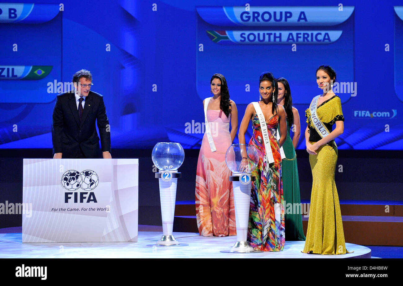 FIFA secretary general Jerome Valcke (L) watches Miss South Africa, Tansey Coetzee (C) draw a ticket at the drawing of the groups for the 2009 Confederations Cup in Johannesburg, South Africa, 22 November 2008. Miss Spain, Patricia Yurena Rodriguez Alonjo (2-L-R), Miss South Africa, Miss Brazil, Tamara Almeida Silva and Miss World Zilin Zhang perform as lucky fairs. Photo: Gero Bre Stock Photo