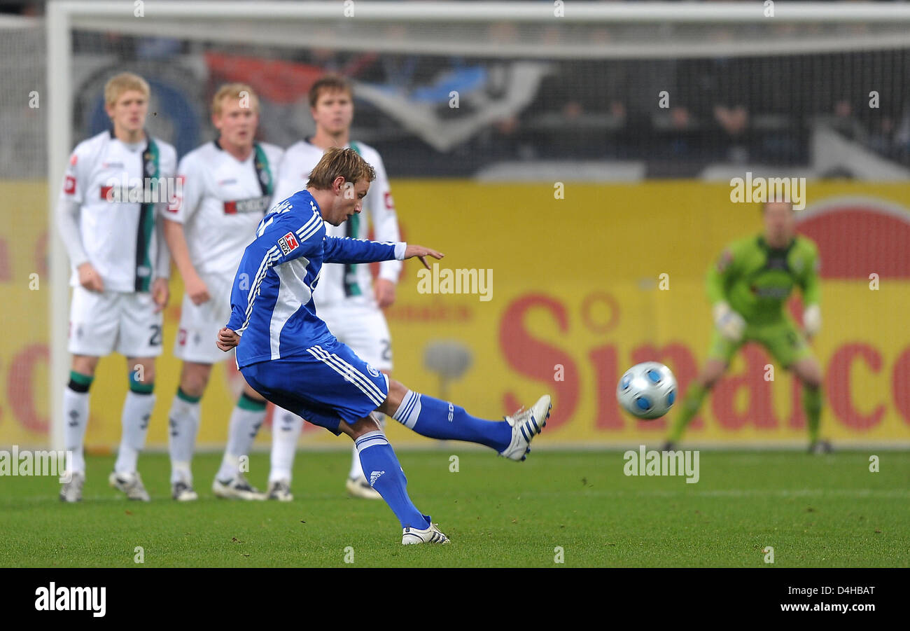 Schalke?s Ivan Rakitic shoots a free-kick during the Bundesliga soccer match Schalke 04 vs Borussia Moenchengladbach at VeltinsArena in Gelsenkirchen, Germany, 22 November 2008. Schalke won the match by 3-1. Photo: Achim Scheidemann Stock Photo