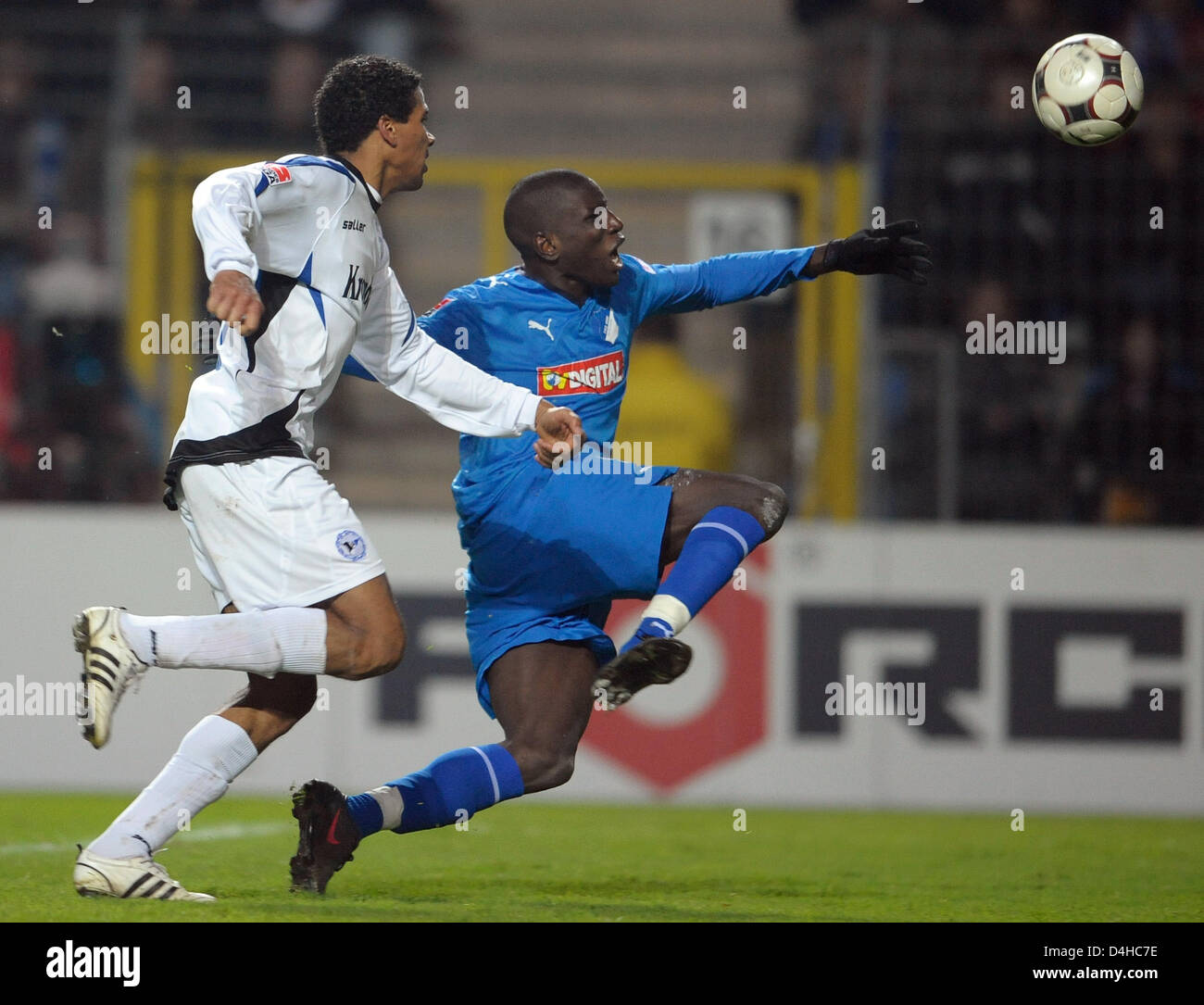 Bielefeld?s Michael Lamey (L) challenges Hoffenheim?s Demba Ba (R) in the German Bundesliga match TSG 1899 Hoffenheim v Arminia Bielefeld at Carl Benz stadium of Mannheim, Germany, 29 November 2008. Hoffenheim defeated Bielefeld 3-0. Photo: RONALD WITTEK  (ATTENTION: EMBARGO CONDITIONS! The DFL permits the further utilisation of the pictures in IPTV, mobile services and other new t Stock Photo