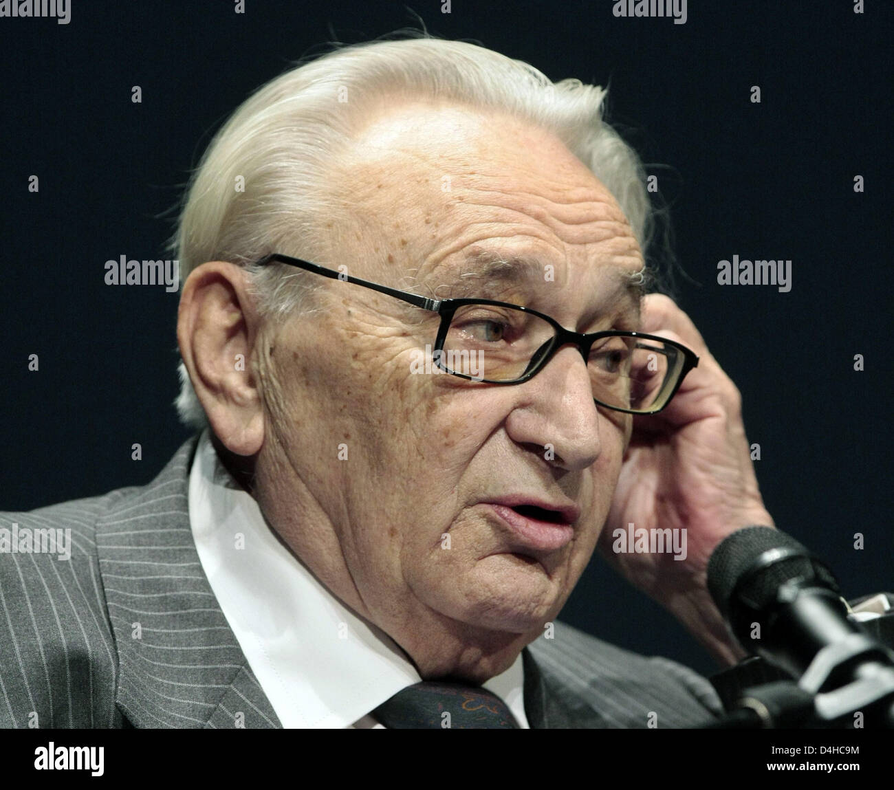 German former politician Egon Bahr delivers a speech at the award ceremony of the Marion Doenhoff Prize in Hamburg,Germany, 30 November 2008. Mr. Bahr was awarded the prize for his Ostpolitik, international understanding and reconciliation. Photo: ULRICH PERREY Stock Photo