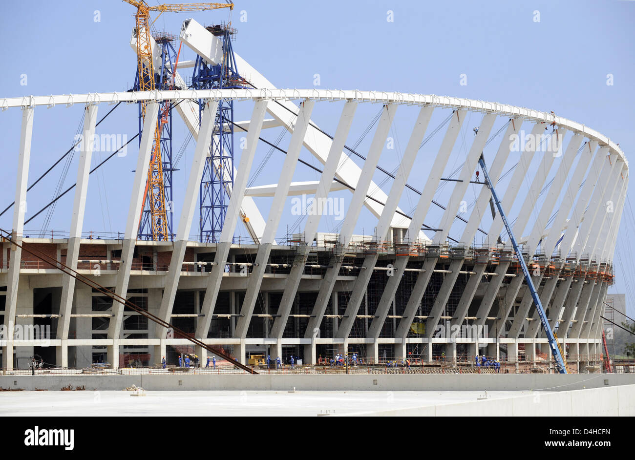 The construction site of Moses Mabhida Stadium in Durban, South Africa, 21 November 2008. South Africa hosts the soccer World Cup 2010. Photo: FRANK MAY Stock Photo